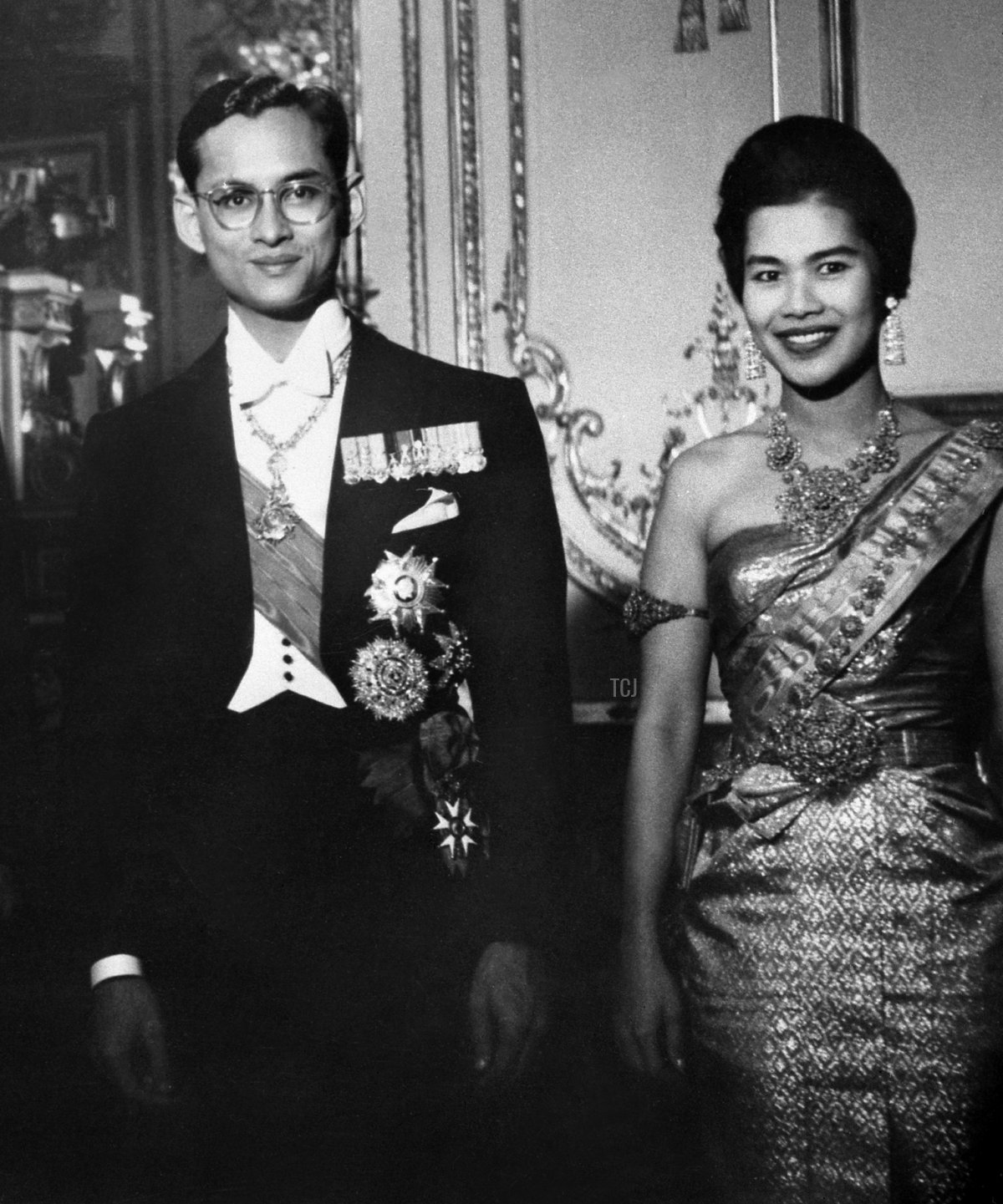 Il re Bhumibol Adulyadej e la regina Sirikit di Thailandia partecipano a una cena al Palazzo dell'Elysée a Parigi durante la visita di stato in Francia, ottobre 1960 [STF/AFP via GETTY IMAGES]