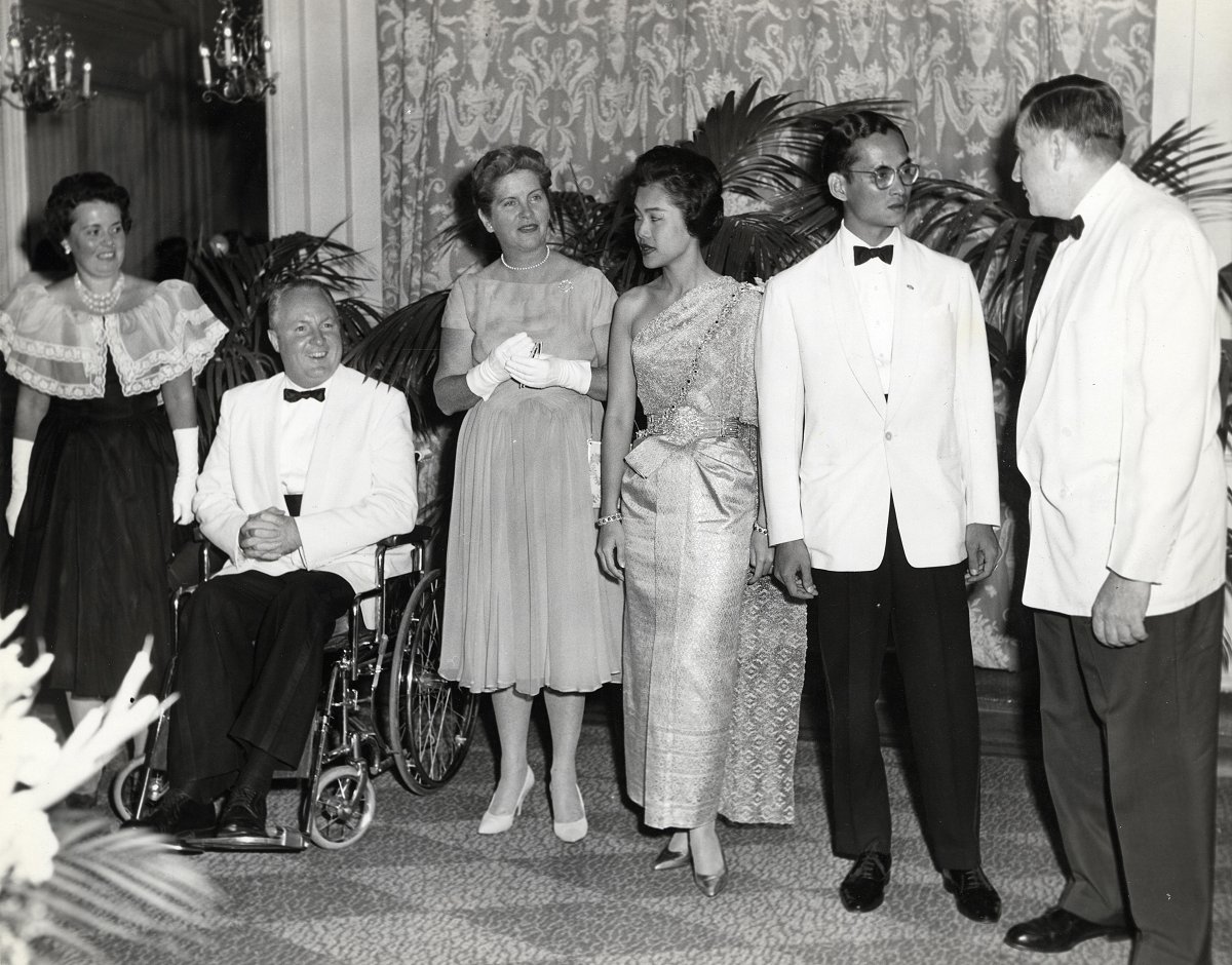 Mary Collins, il sindaco John F. Collins, Kay Furcolo, la regina Sirikit, il re Bhumibol Adulyadej e il governatore Foster Furcolo partecipano a una ricezione a Boston, Massachusetts, durante la visita di stato negli Stati Uniti, luglio 1960 [CITY OF BOSTON ARCHIVES/WIKIMEDIA COMMONS]