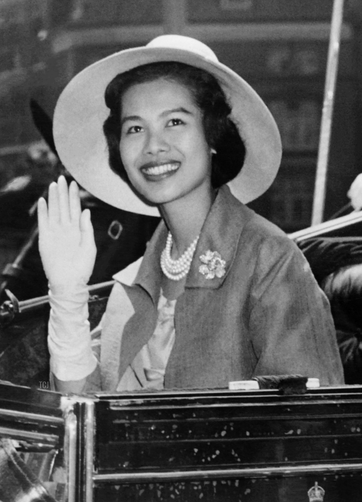 La regina Sirikit di Thailandia arriva a Londra durante la visita di stato nel Regno Unito, luglio 1960 [CENTRAL PRESS/AFP via GETTY IMAGES]