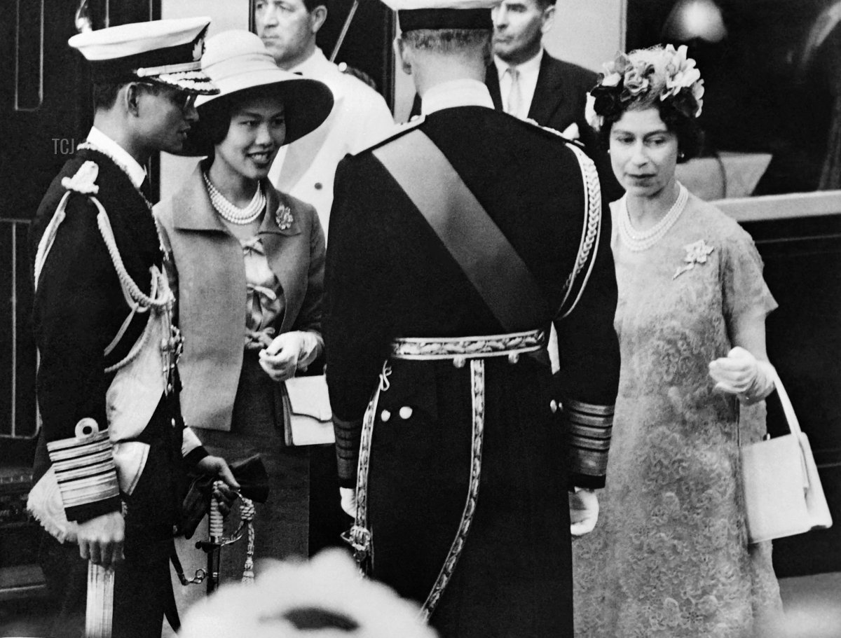 Il re Bhumibol Adulyadej e la regina Sirikit di Thailandia sono accolti a Londra dalla regina e dal duca di Edimburgo durante la visita di stato nel Regno Unito, luglio 1960 [CENTRAL PRESS/AFP via GETTY IMAGES]