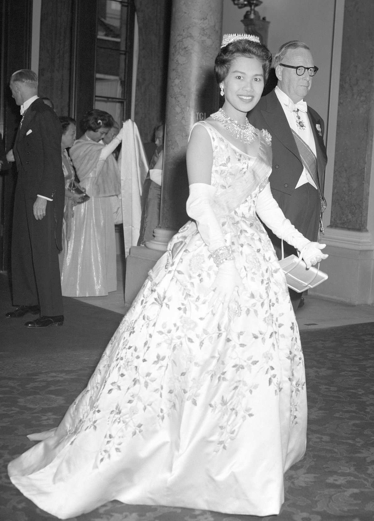 La regina Sirikit di Thailandia partecipa a una cena e ricevimento a Lancaster House a Londra durante la visita di stato nel Regno Unito, luglio 1960 [PA IMAGES/ALAMY]