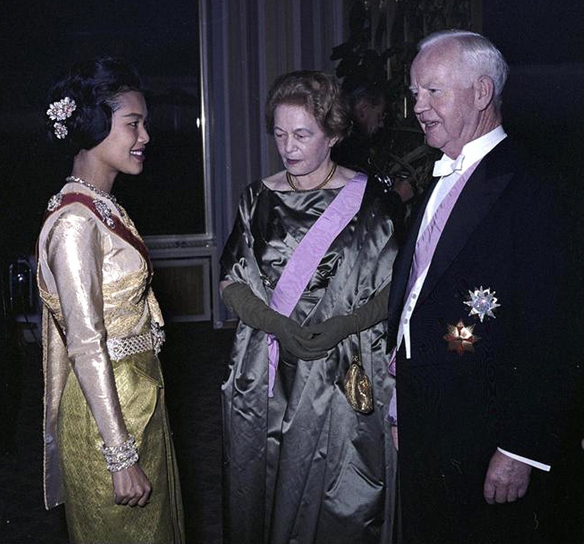 La regina Sirikit di Thailandia, Wilhelmine Lübke, e il presidente Heinrich Lübke partecipano a una ricezione all'Hotel Petersberg durante la visita di stato in Germania, luglio 1960 [GERMAN FEDERAL ARCHIVES/WIKIMEDIA COMMONS]