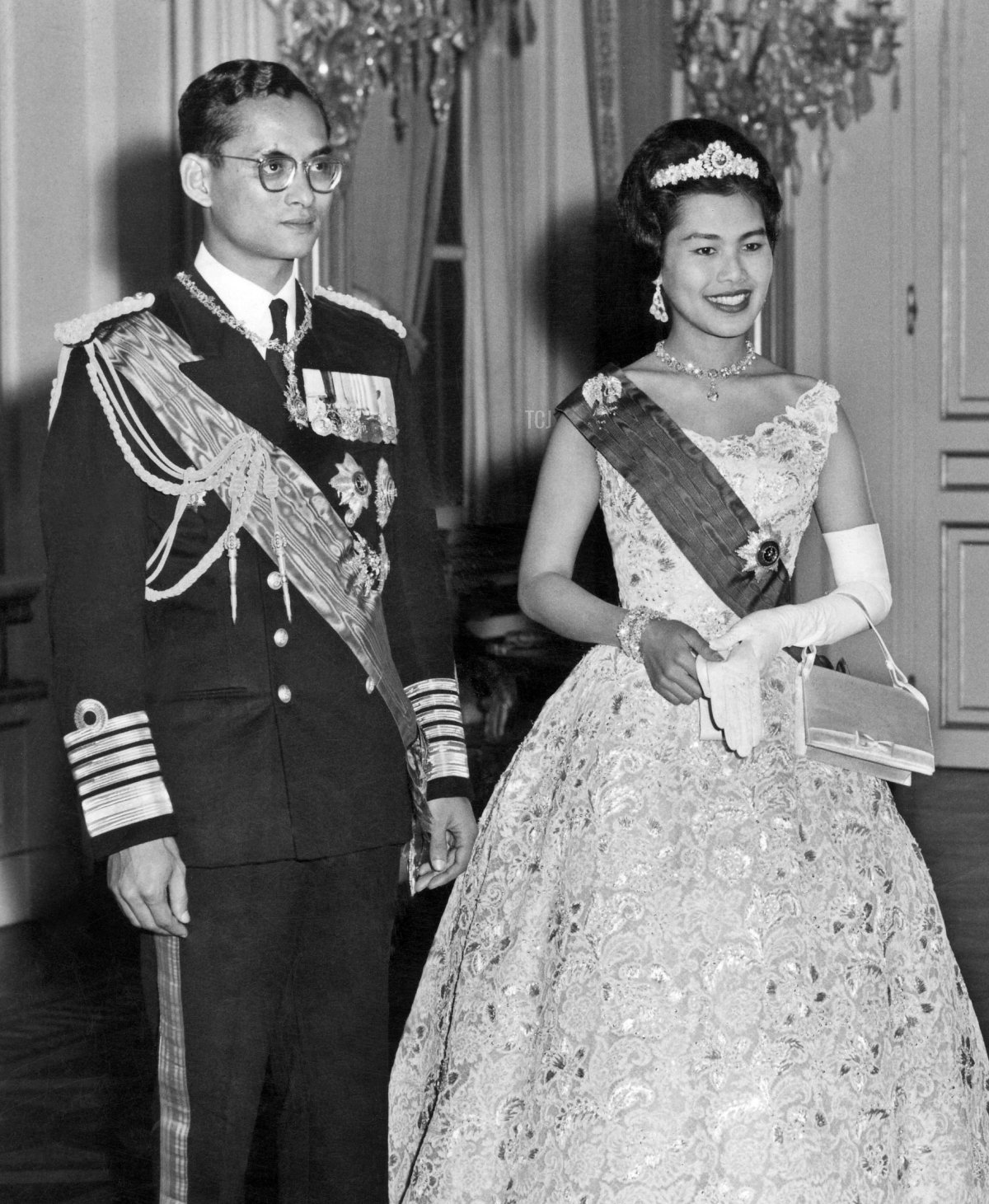 Il re Bhumibol Adulyadej e la regina Sirikit di Thailandia partecipano a una ricezione a Bruxelles durante la visita di stato in Belgio, ottobre 1960 [AFP via GETTY IMAGES]