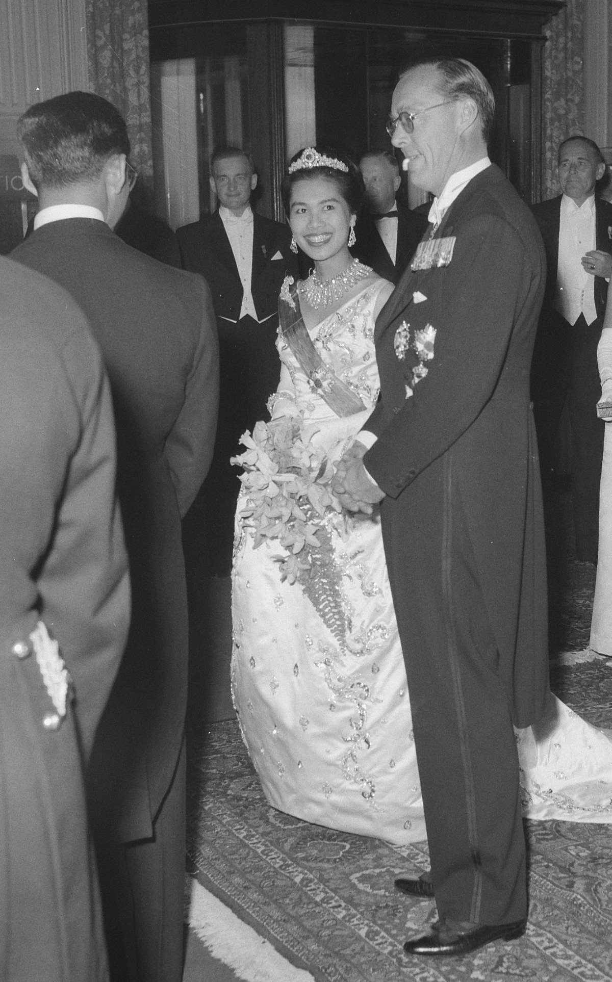 Il re Bhumibol Adulyadej e la regina Sirikit di Thailandia e il principe Bernardo dei Paesi Bassi partecipano a un concerto di gala all'Aia durante la visita di stato nei Paesi Bassi, ottobre 1960 [HARRY POT/ANEFO/NATIONAAL ARCHIEF/WIKIMEDIA COMMONS]