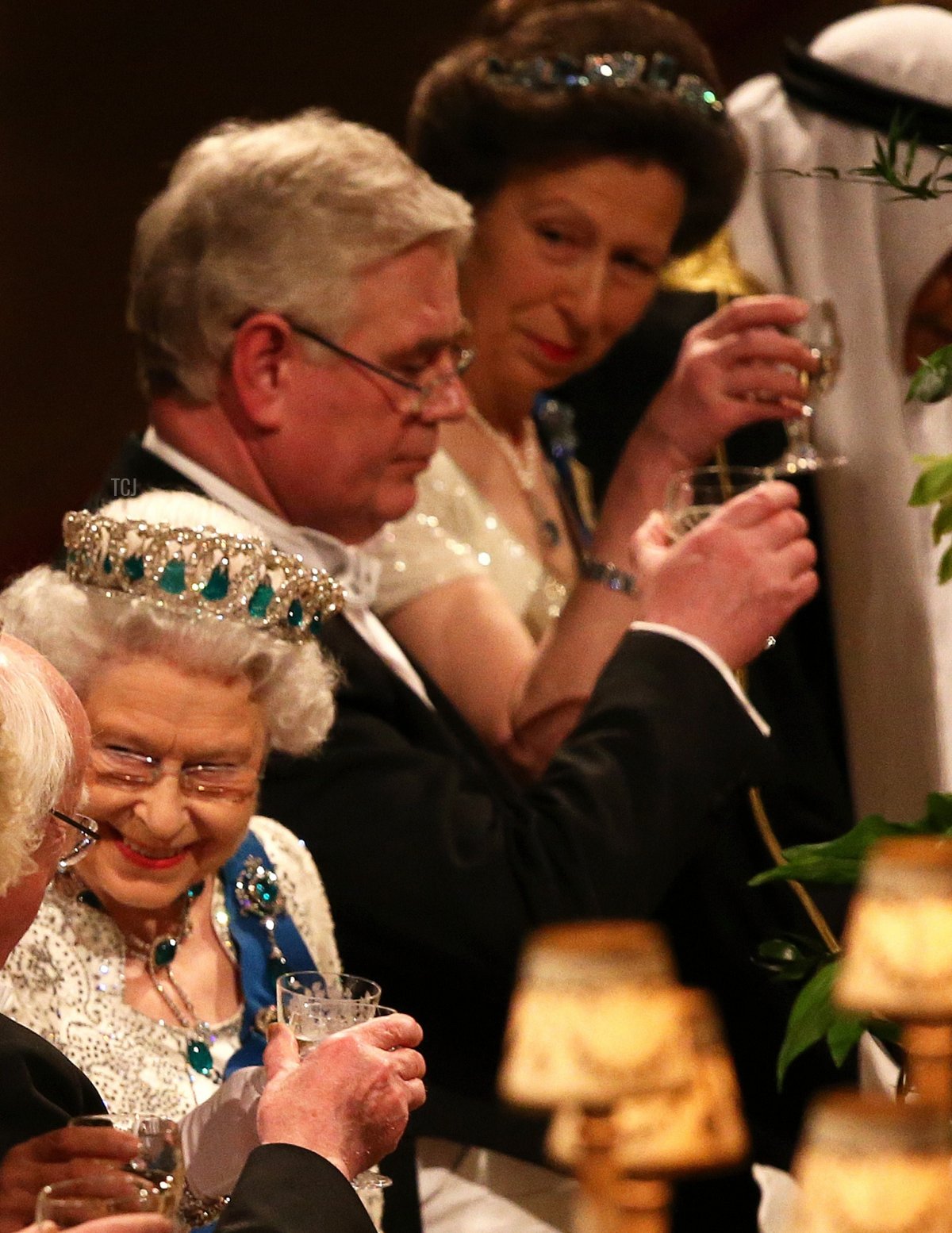 La Regina Elisabetta II (C) brinda con il Presidente irlandese Michael D Higgins dopo il suo discorso al Banchetto di Stato durante la visita ufficiale del Presidente irlandese a Windsor, a ovest di Londra, il 8 aprile 2014