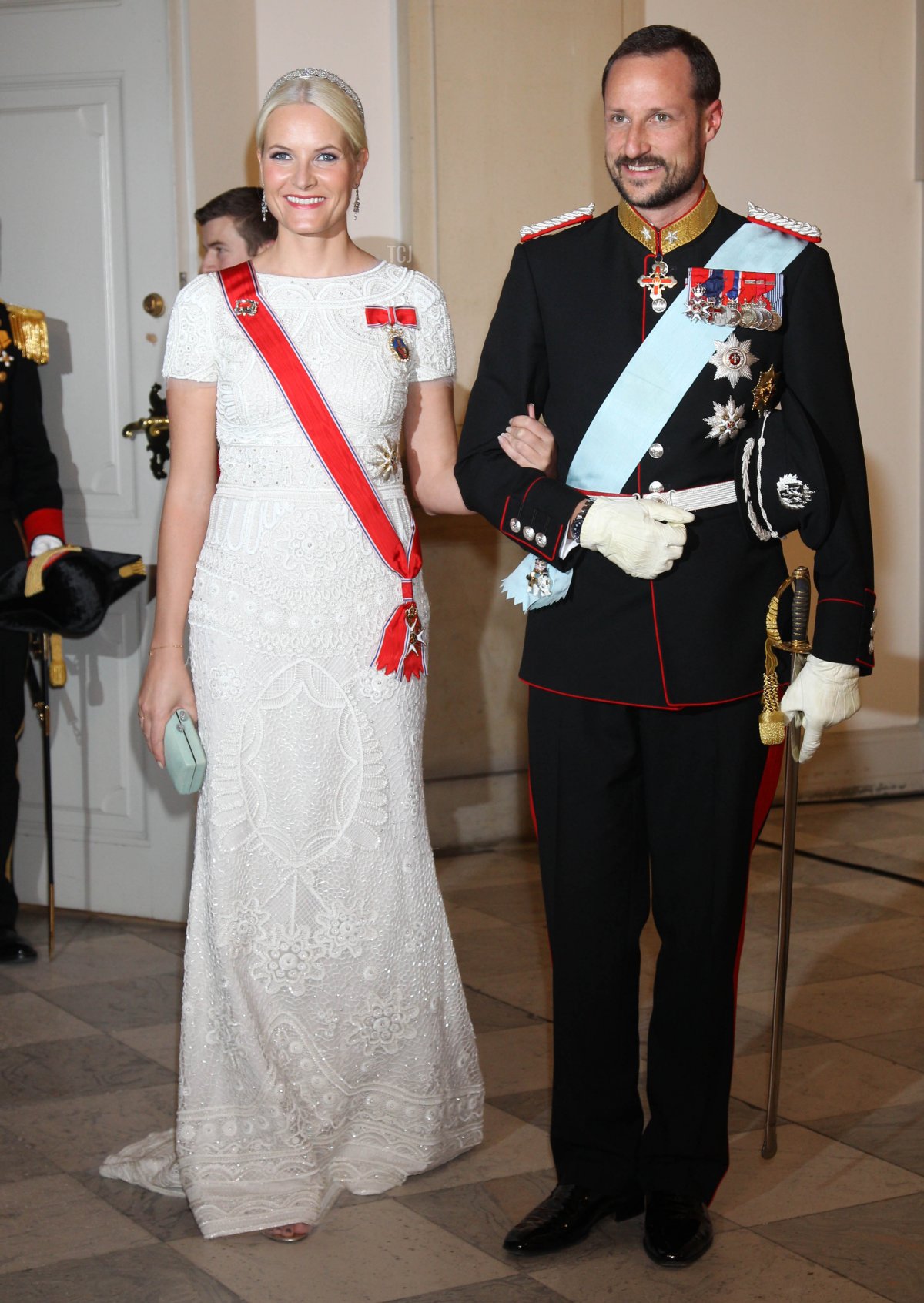 La Principessa Ereditaria Mette-Marit di Norvegia e il Principe Ereditaria Haakon di Norvegia partecipano a una cena di gala per celebrare i 40 anni della regina Margrethe II di Danimarca presso la Cappella del Palazzo di Christiansborg, il 15 gennaio 2012 a Copenaghen, Danimarca