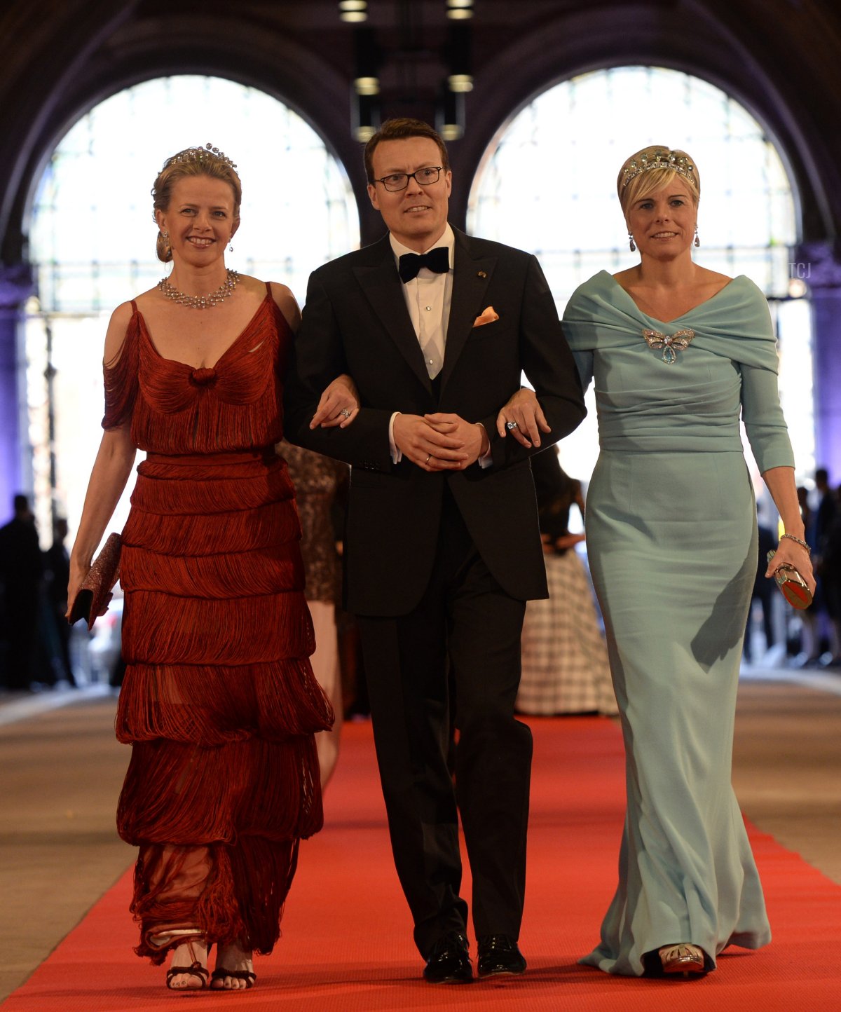 Il principe Constantijn dei Paesi Bassi (C), sua moglie la principessa Laurentien (R) e la principessa Mabel di Orange-Nassau posano il 29 aprile 2013 mentre arrivano per partecipare a una cena ospitata dalla regina Beatrix nei Paesi Bassi