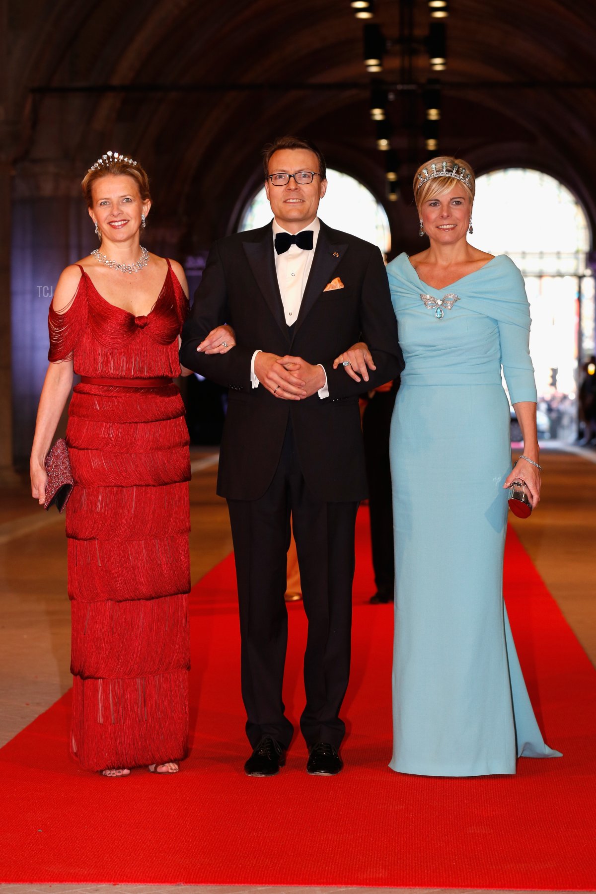 Il principe Constantijn dei Paesi Bassi (C), sua moglie la principessa Laurentien (R) e la principessa Mabel di Orange-Nassau posano il 29 aprile 2013 mentre arrivano per partecipare a una cena ospitata dalla regina Beatrix