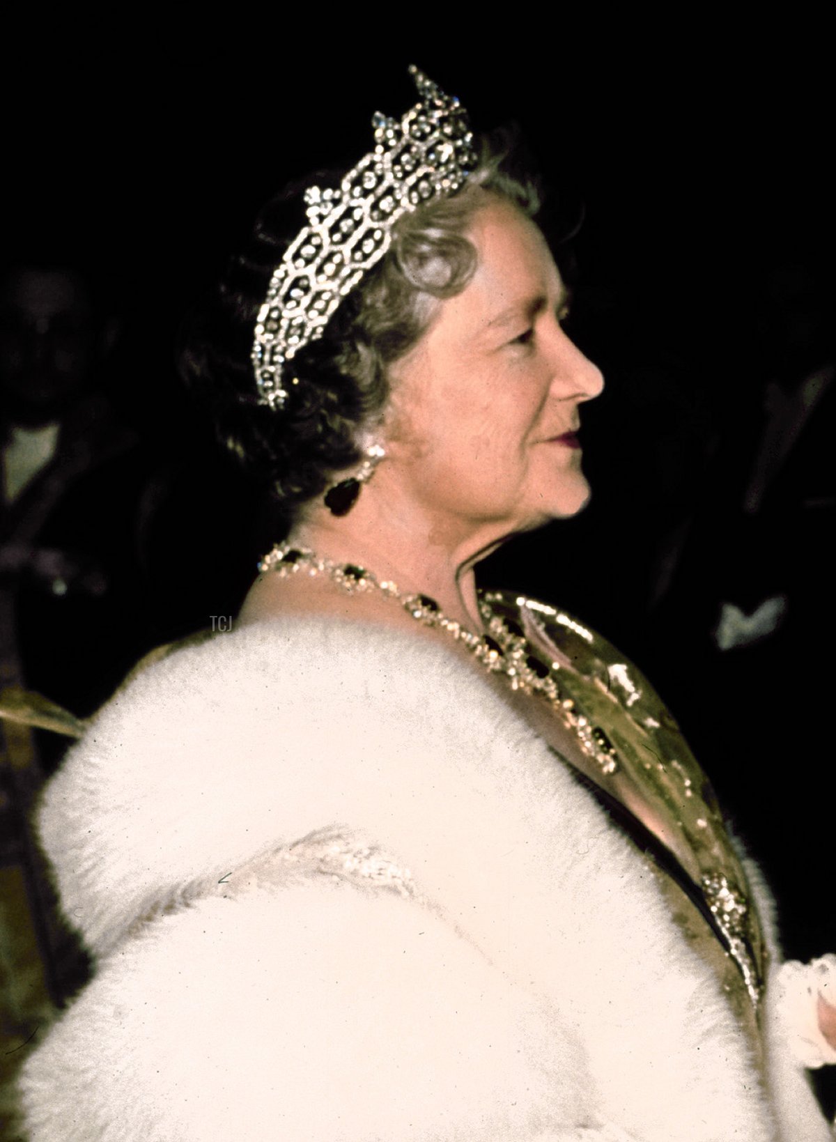 The Queen Mother of Britain (L) welcomes 13 April 1972 at Carpeters' Hall in London the Queen Juliana of Netherlands, during Netherlands' Royal visit to Britain