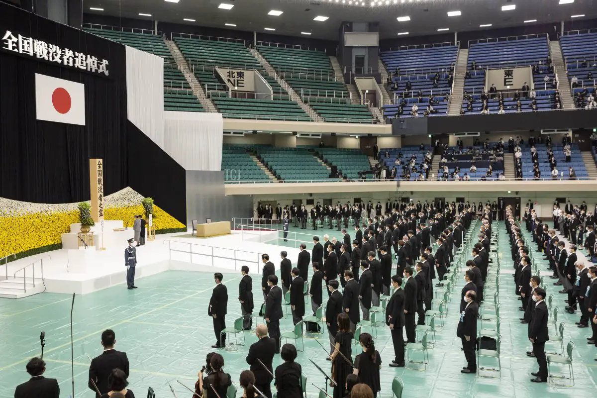 L'Imperatore del Giappone Naruhito e l'Imperatrice Masako partecipano a una cerimonia commemorativa che segna il 77° anniversario della resa del Giappone nella Seconda Guerra Mondiale presso la sala Nippon Budokan il 15 agosto 2022 a Tokyo, Giappone