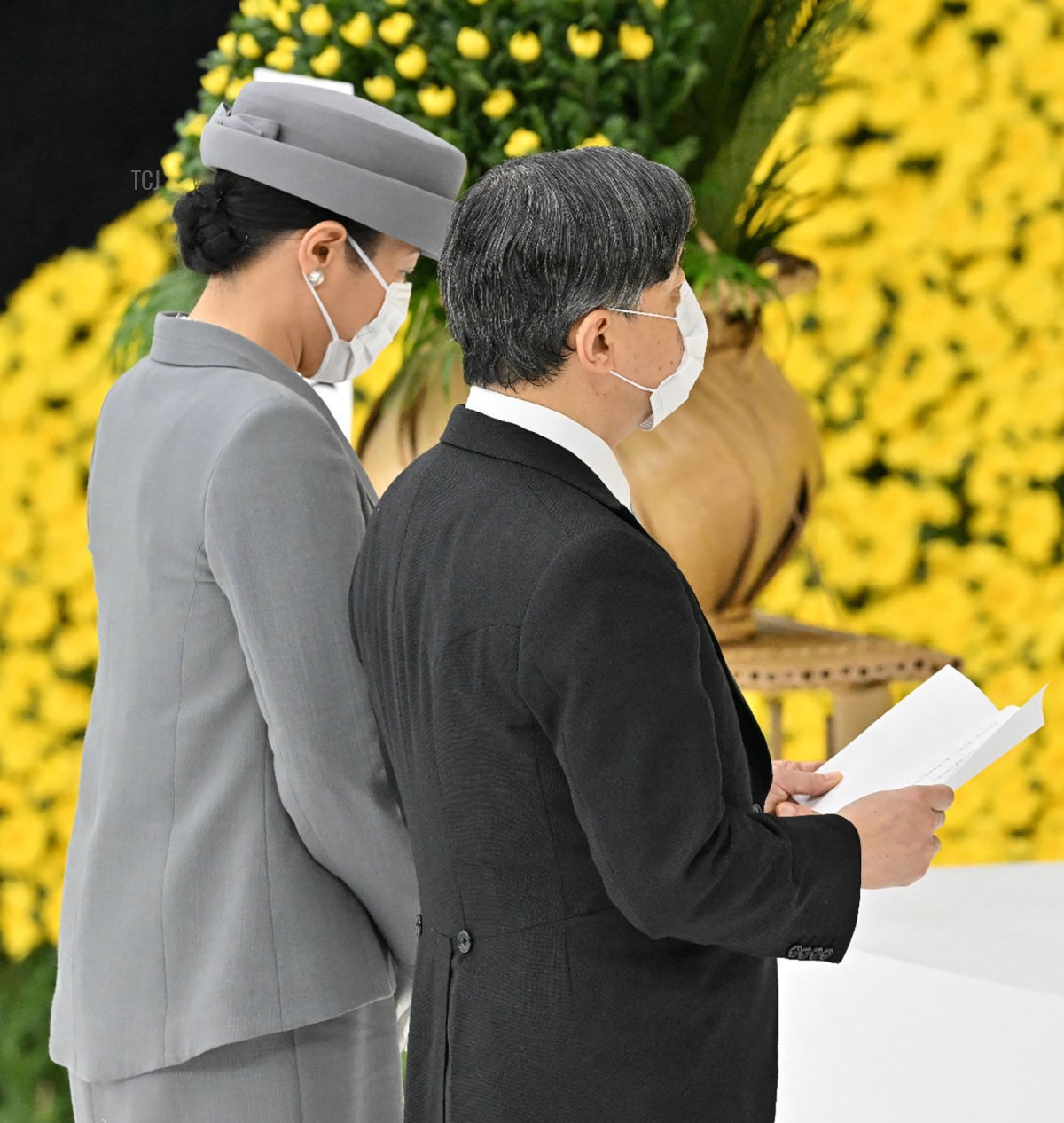 L'Imperatore del Giappone Naruhito (R) e l'Imperatrice Masako partecipano a una cerimonia commemorativa che segna il 77° anniversario della resa del Giappone nella Seconda Guerra Mondiale presso la sala Nippon Budokan a Tokyo il 15 agosto 2022