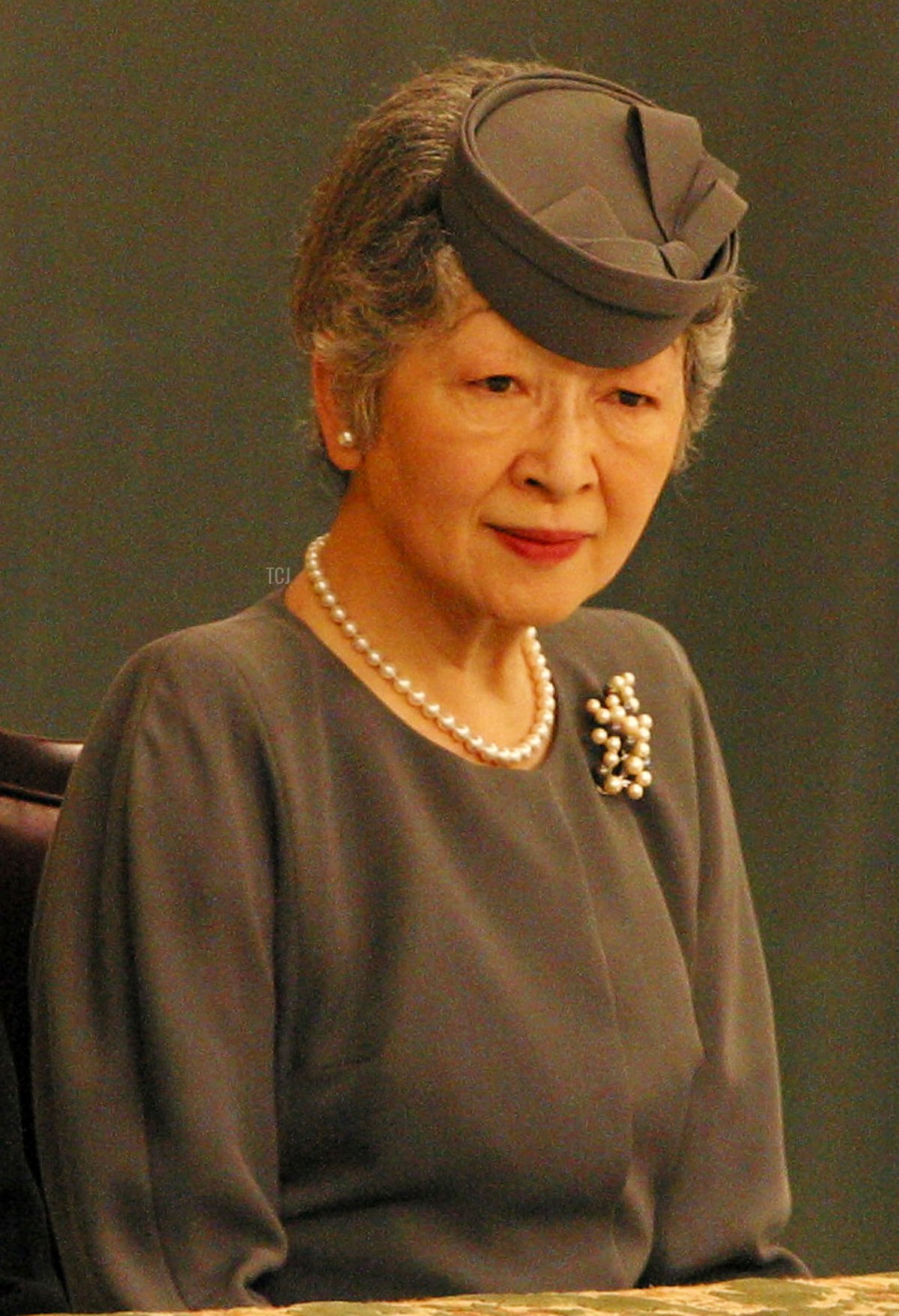 L'Imperatore Akihito e l'Imperatrice Michiko partecipano a una cerimonia commemorativa presso la sala Budokan il 15 agosto 2003 a Tokyo, Giappone