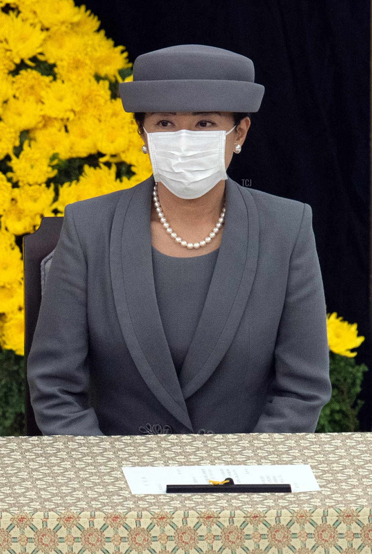 L'Imperatore del Giappone Naruhito (L) e l'Imperatrice Masako (R) indossando mascherine, partecipano a una cerimonia commemorativa che segna il 75° anniversario della resa del Giappone nella Seconda Guerra Mondiale presso la sala Nippon Budokan a Tokyo il 15 agosto 2020