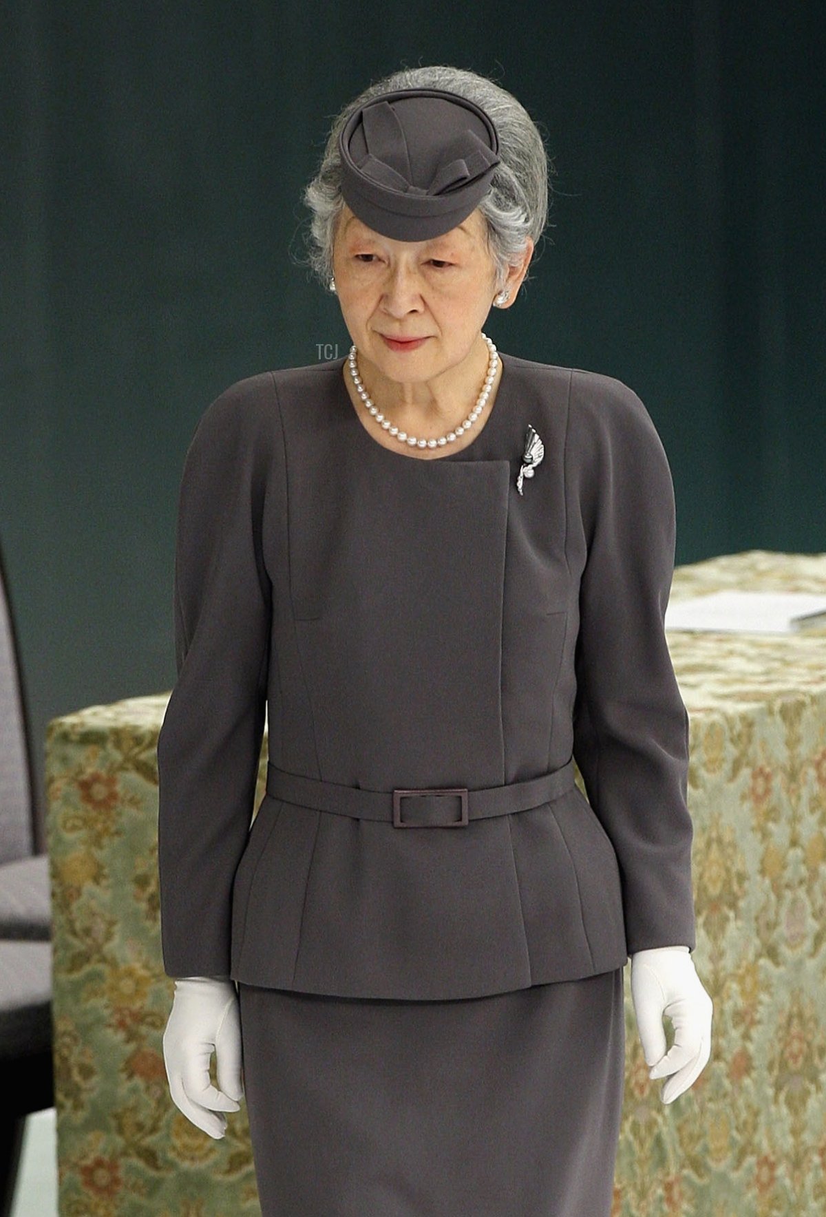 L'Imperatrice Michiko del Giappone partecipa alla cerimonia commemorativa per i morti della Seconda Guerra Mondiale presso il Nippon Budokan il 15 agosto 2009 a Tokyo, Giappone