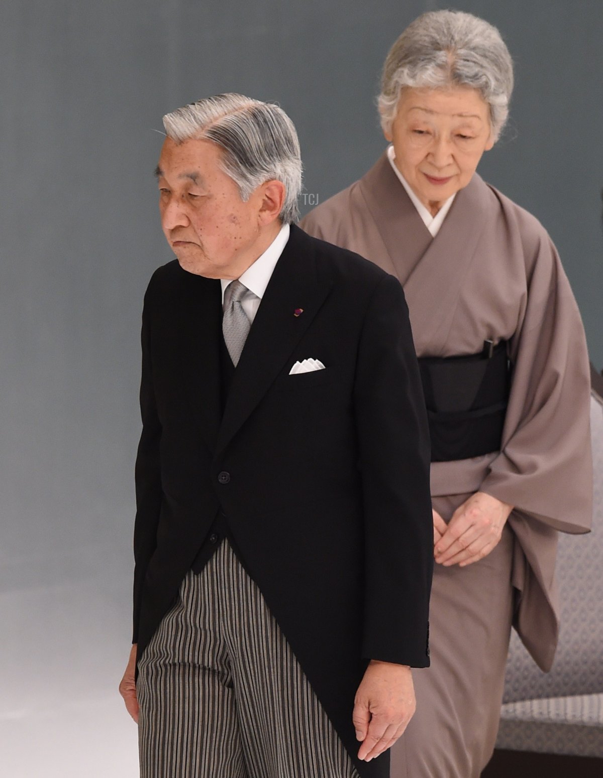 L'Imperatore giapponese Akihito (L) e l'Imperatrice Michiko (R) si dirigono verso l'altare per offrire preghiere silenziose durante una cerimonia commemorativa annuale per le vittime di guerra a Tokyo il 15 agosto 2014 mentre il Paese segna il 69° anniversario della resa nella Seconda Guerra Mondiale