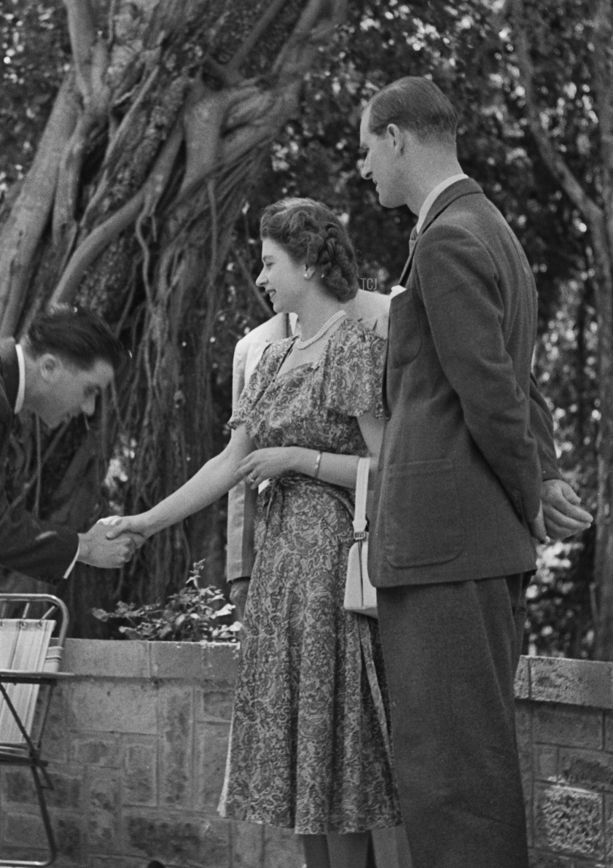 La Principessa Elisabetta e il Principe Filippo (al centro) vengono accolti al Sagana Lodge nella contea di Nyeri, durante una visita del Commonwealth in Kenya, 5 febbraio 1952