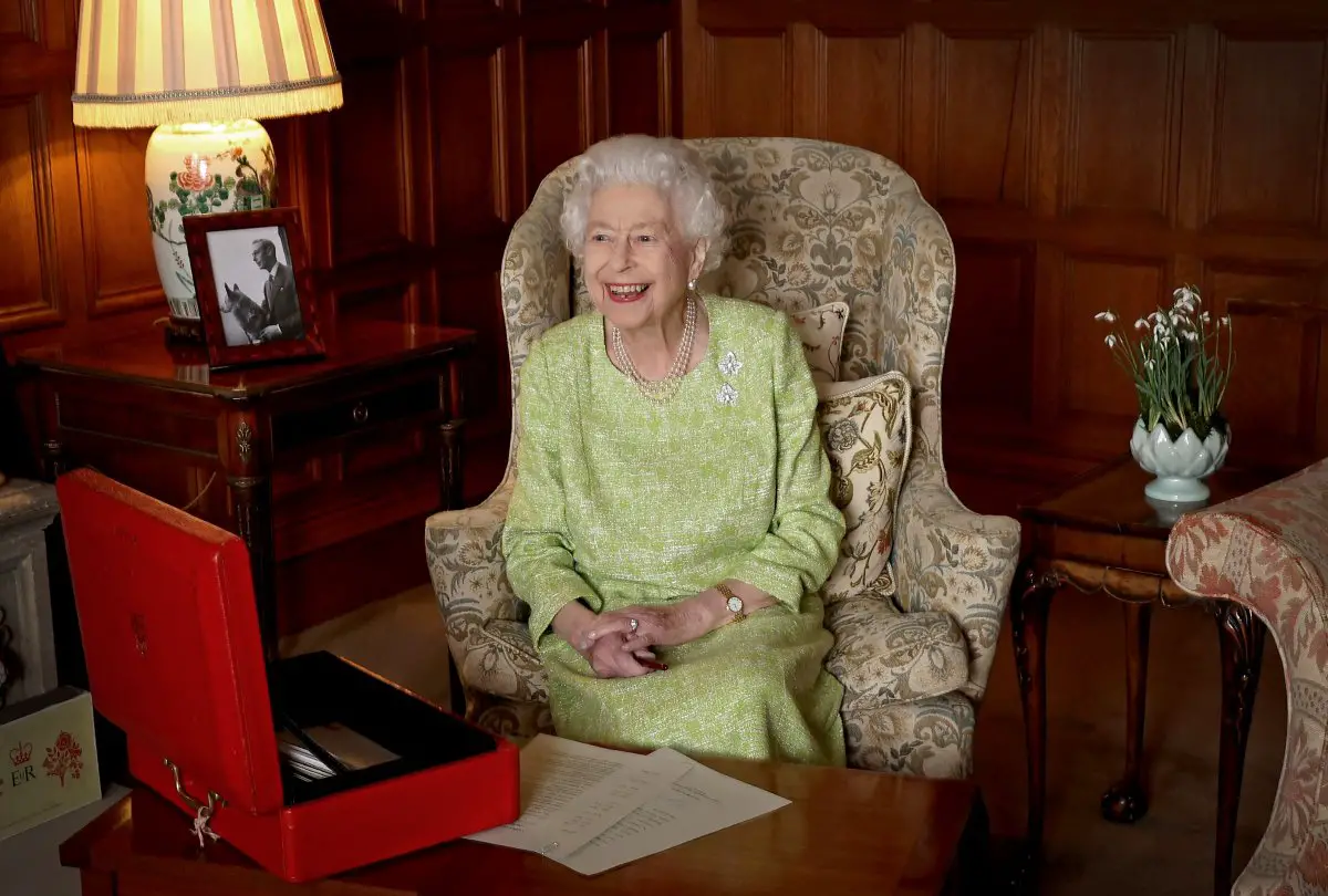 Un'immagine concessa da Buckingham Palace rilasciata il 6 febbraio 2022, mostra la regina Elisabetta II sorridente mentre è seduta a Sandringham House nel Norfolk, Inghilterra orientale, il 2 febbraio 2022, rilasciata per segnare l'inizio dell'Anno del Giubileo di Platino di Sua Maestà