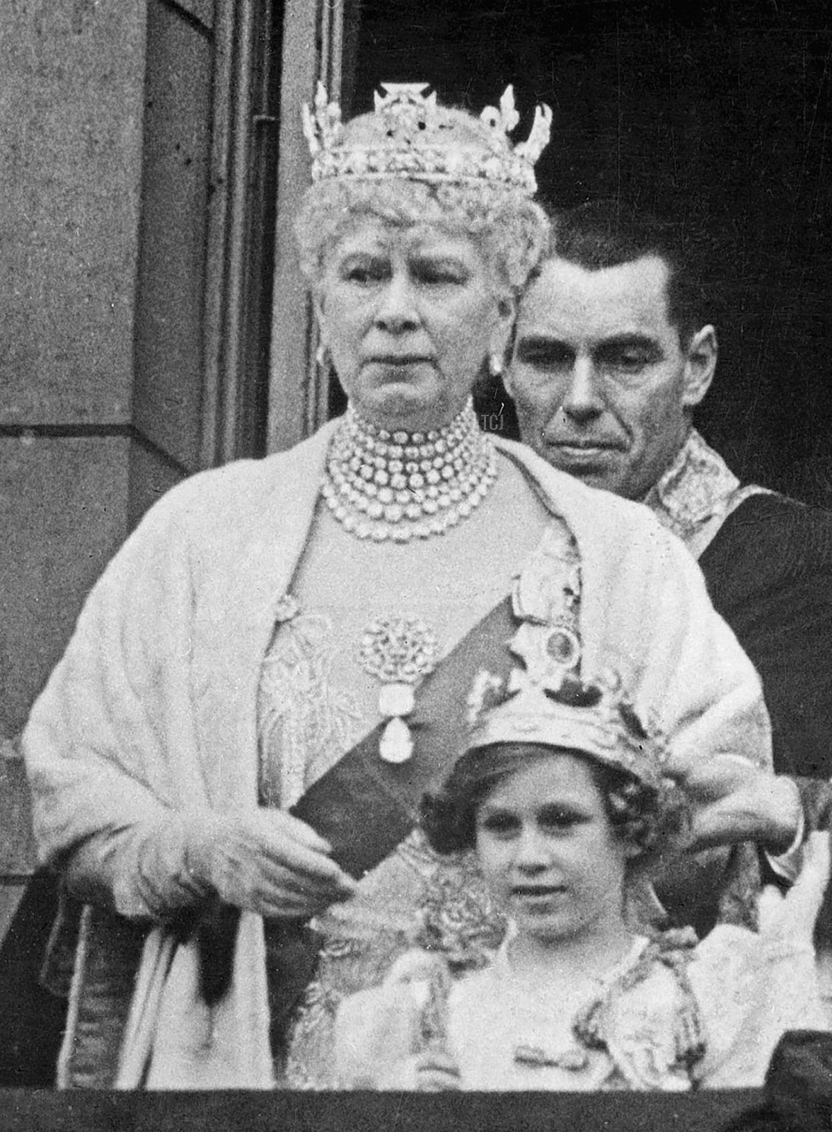 Immagine scattata nel 1937 a Buckingham Palace che mostra la famiglia reale sul balcone dopo la cerimonia di incoronazione