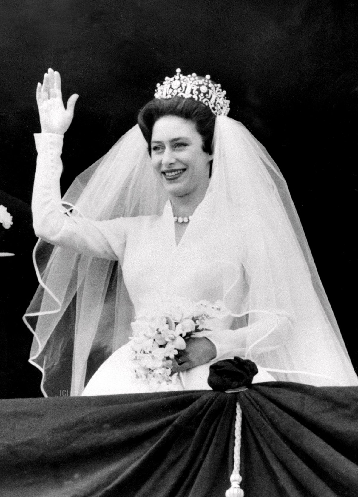 La neo-sposa Principessa Margaret, la sorella minore della Regina britannica Elisabetta II, e suo marito, il fotografo Antony Armstrong-Jones, salutano il 6 maggio 1960 da Buckingham Palace a Londra nel giorno delle loro nozze