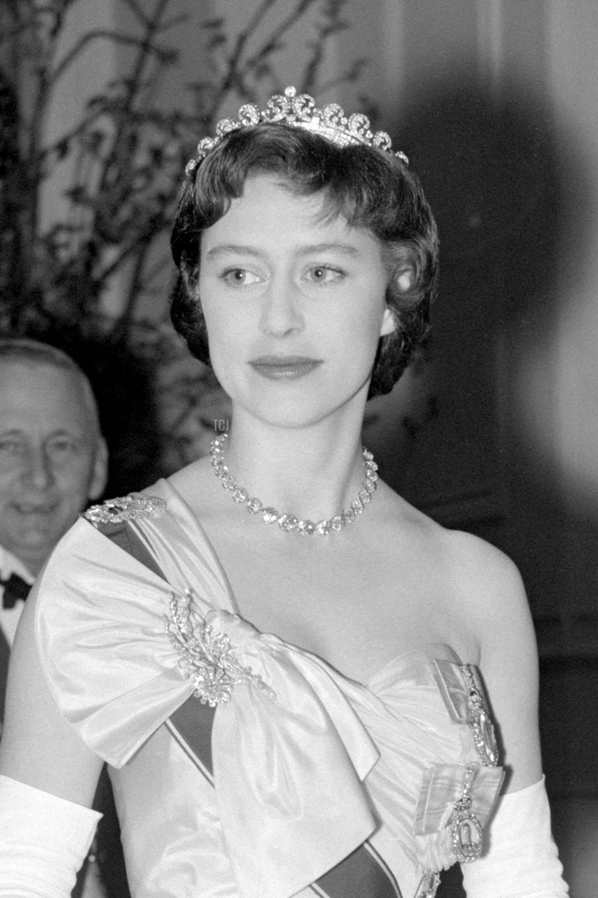 La Principessa Margaret nella processione verso la sala da pranzo per la cena in celebrazione del 40° anniversario della Royal Air Force nel quartier generale del Fighter Command a Stanmore, Middlesex, aprile 1958