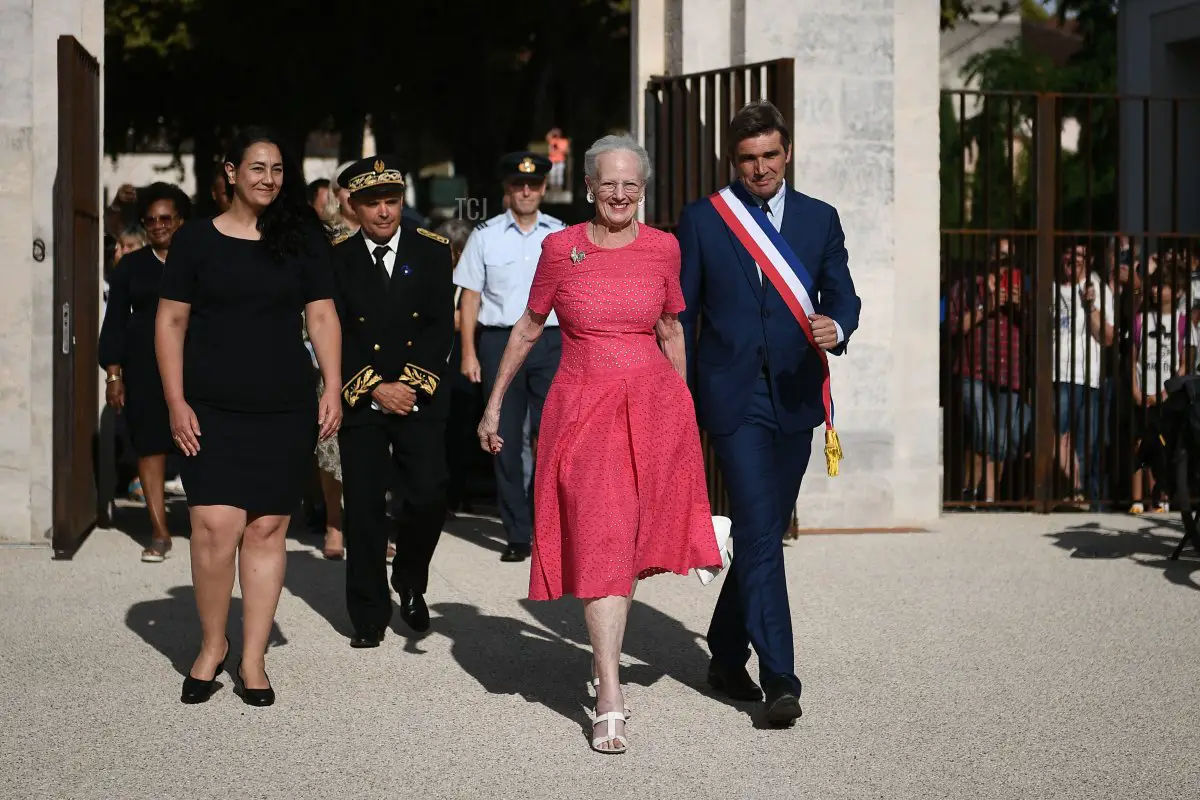 La regina Margrethe II di Danimarca (2ª da destra), accompagnata dal sindaco di Cahors Jean-marc Vayssouze-Faure (a destra) e dalla direttrice del museo di Cahors Rachel Amalric (a sinistra), arriva al museo Henri Martin per l'inaugurazione delle sue opere, a Cahors, nel sud della Francia, il 17 agosto 2022