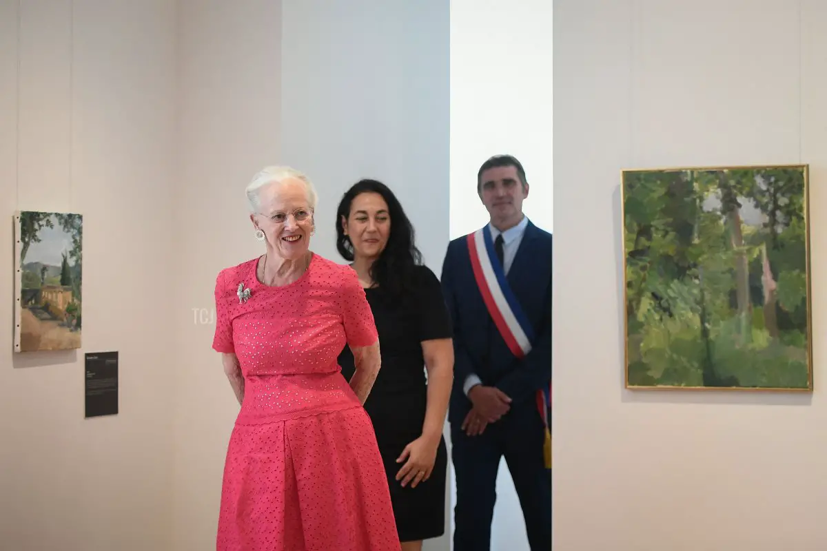 La regina Margrethe II di Danimarca (a sinistra) inaugura le sue opere, affiancata dal sindaco di Cahors Jean-Marc Vayssouze-Faure (a destra) e dalla direttrice del museo Rachel Amalric (al centro) al museo Henri Martin di Cahors, nel sud della Francia, il 17 agosto 2022