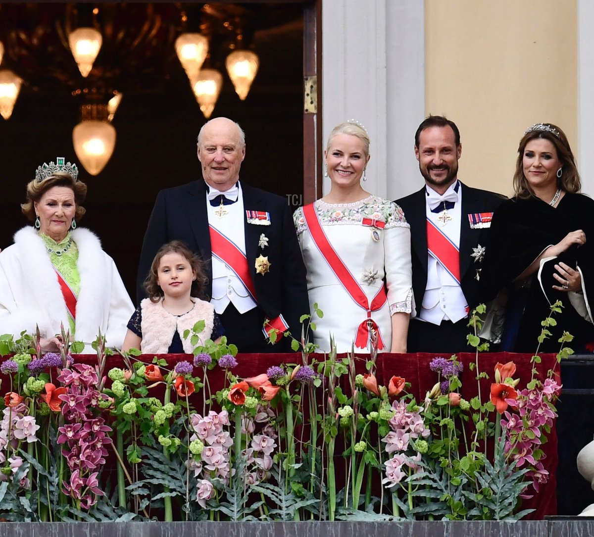 Regina Sonja, Emma Tallulah Behn, Re Harald, Principessa della Corona Mette-Marit, Principe Ereditario Haakon e Marta salutano i benauguranti dal balcone del Palazzo Reale a Oslo, Norvegia il 9 maggio 2017 per celebrare l'80° compleanno del Re e della Regina