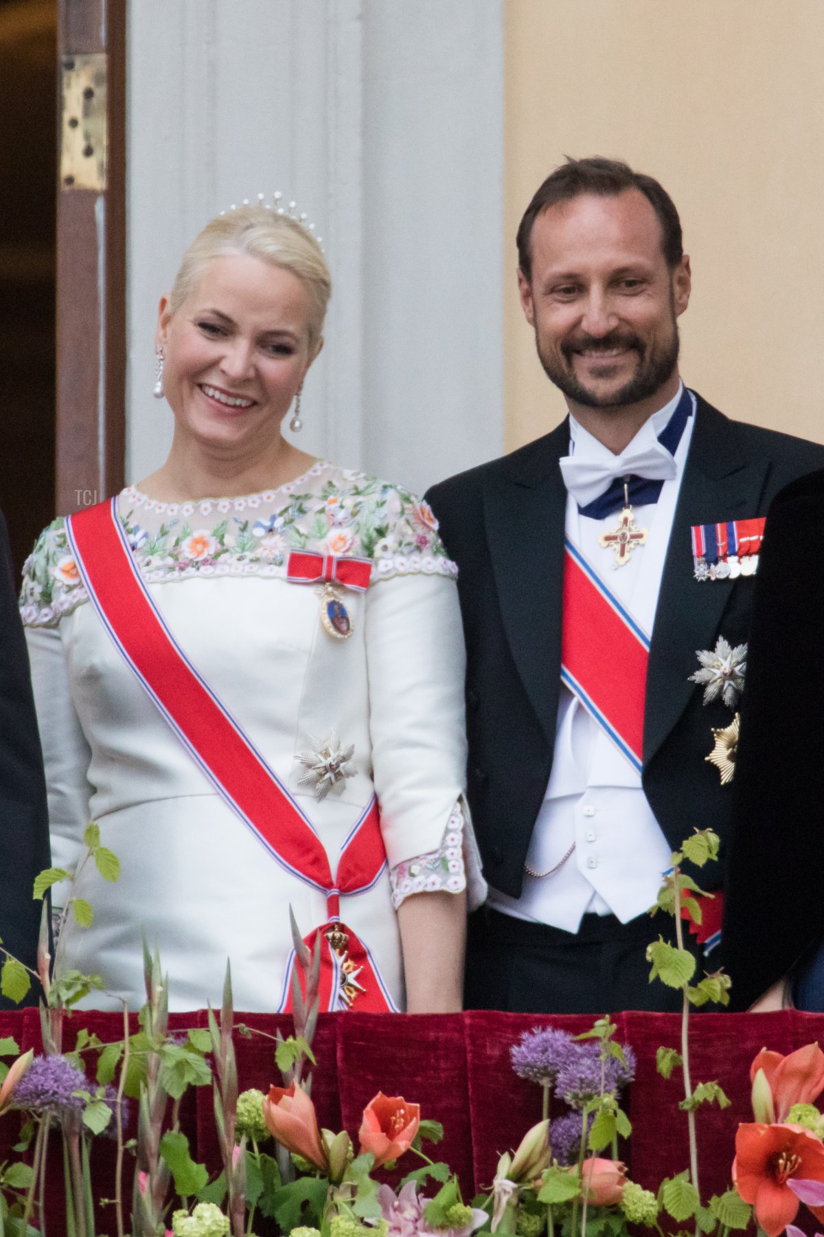 La Principessa della Corona Mette Marit e il Principe Ereditario Haakon di Norvegia salutano i benauguranti dal balcone del Palazzo Reale a Oslo, Norvegia il 9 maggio 2017 per celebrare l'80° compleanno del Re e della Regina