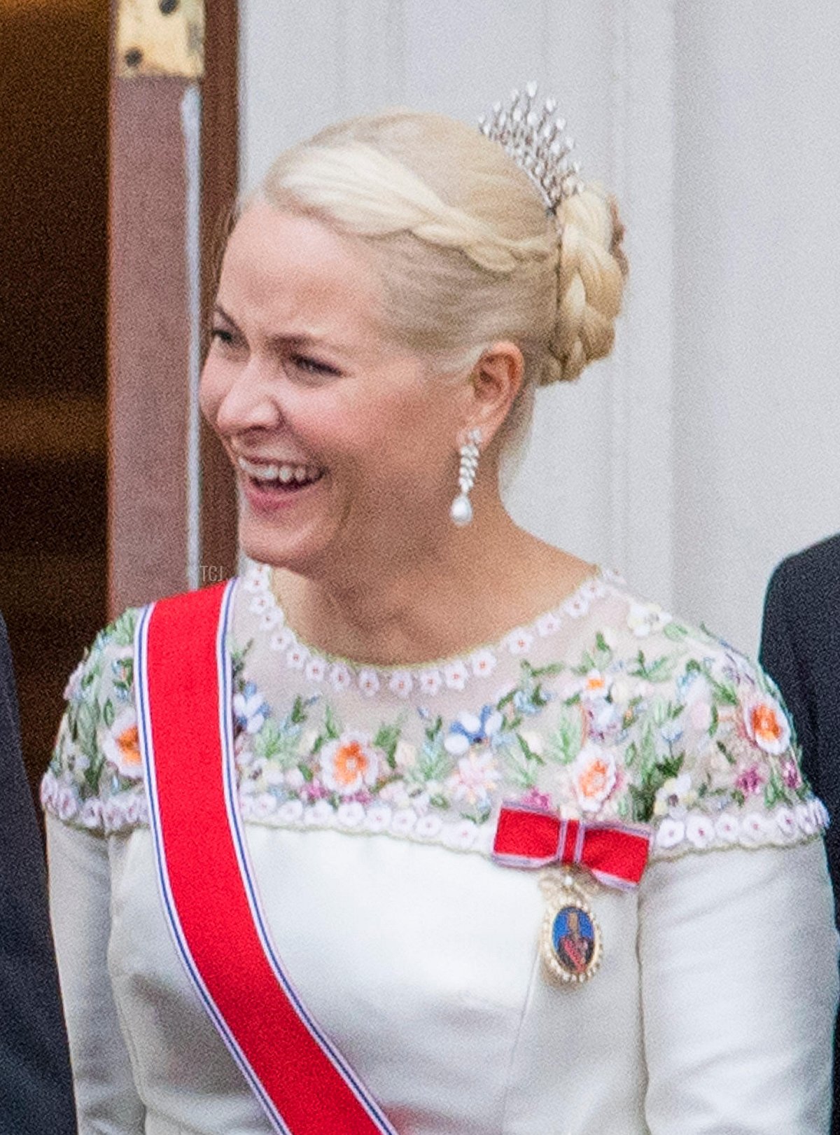 La Principessa della Corona Mette Marit e il Principe Ereditario Haakon di Norvegia salutano i benauguranti dal balcone del Palazzo Reale a Oslo, Norvegia il 9 maggio 2017 per celebrare l'80° compleanno del Re e della Regina