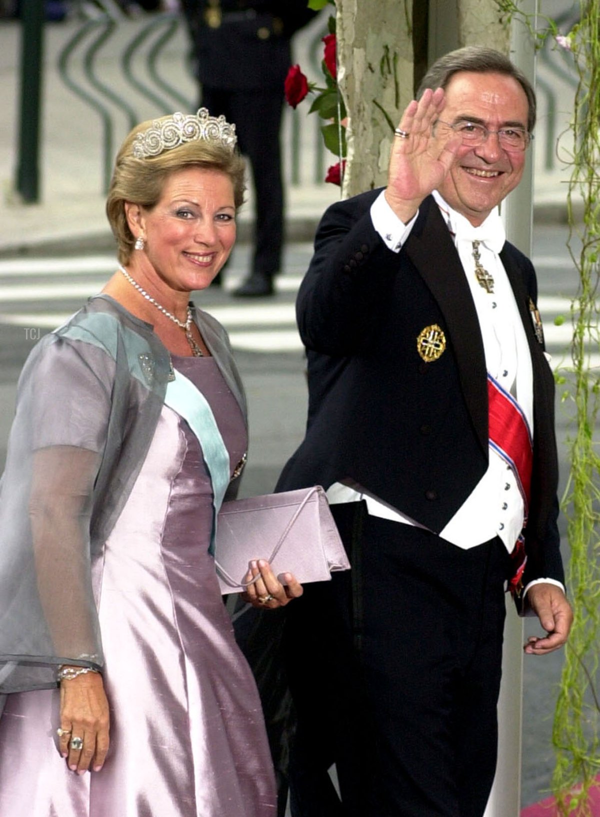 Il re Costantino di Grecia e la regina Anne Marie assistono al matrimonio del principe ereditario Haakon di Norvegia e Mette-Marit Tjessem Hoiby il 25 agosto 2001 alla Cattedrale di Oslo