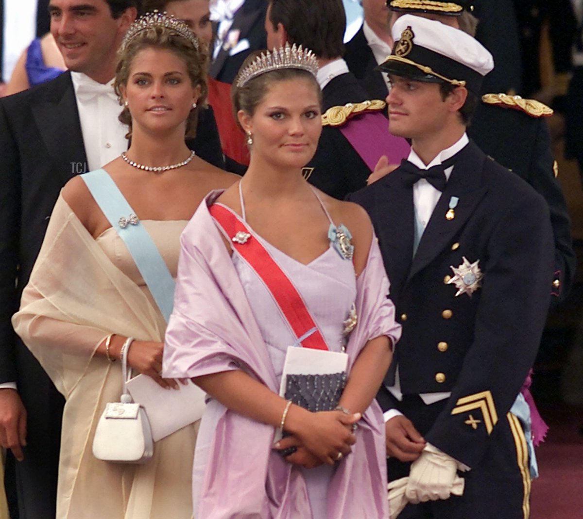 La Principessa ereditaria di Svezia Victoria (C), sua sorella la Principessa Madeleine (L) e il loro fratello il Principe Carl Philip aspettano la loro limousine fuori dalla Cattedrale di Oslo dopo il matrimonio del Principe ereditario norvegese Haakon con Mette-Marit Tjessem Hoiby