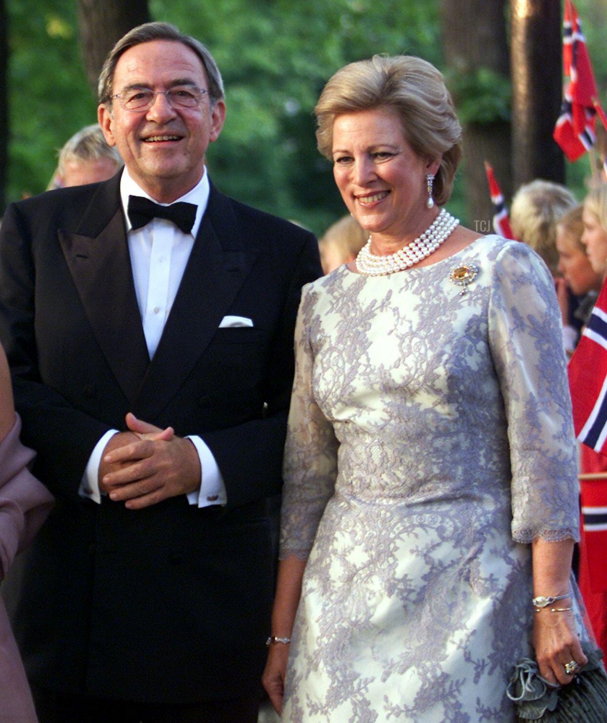 La principessa norvegese Martha Louise (L) e il re greco Kostantin e sua moglie Anne Marie posano per i fotografi all'arrivo per una cena presso il Castello di Akershus a Oslo il 24 agosto 2001