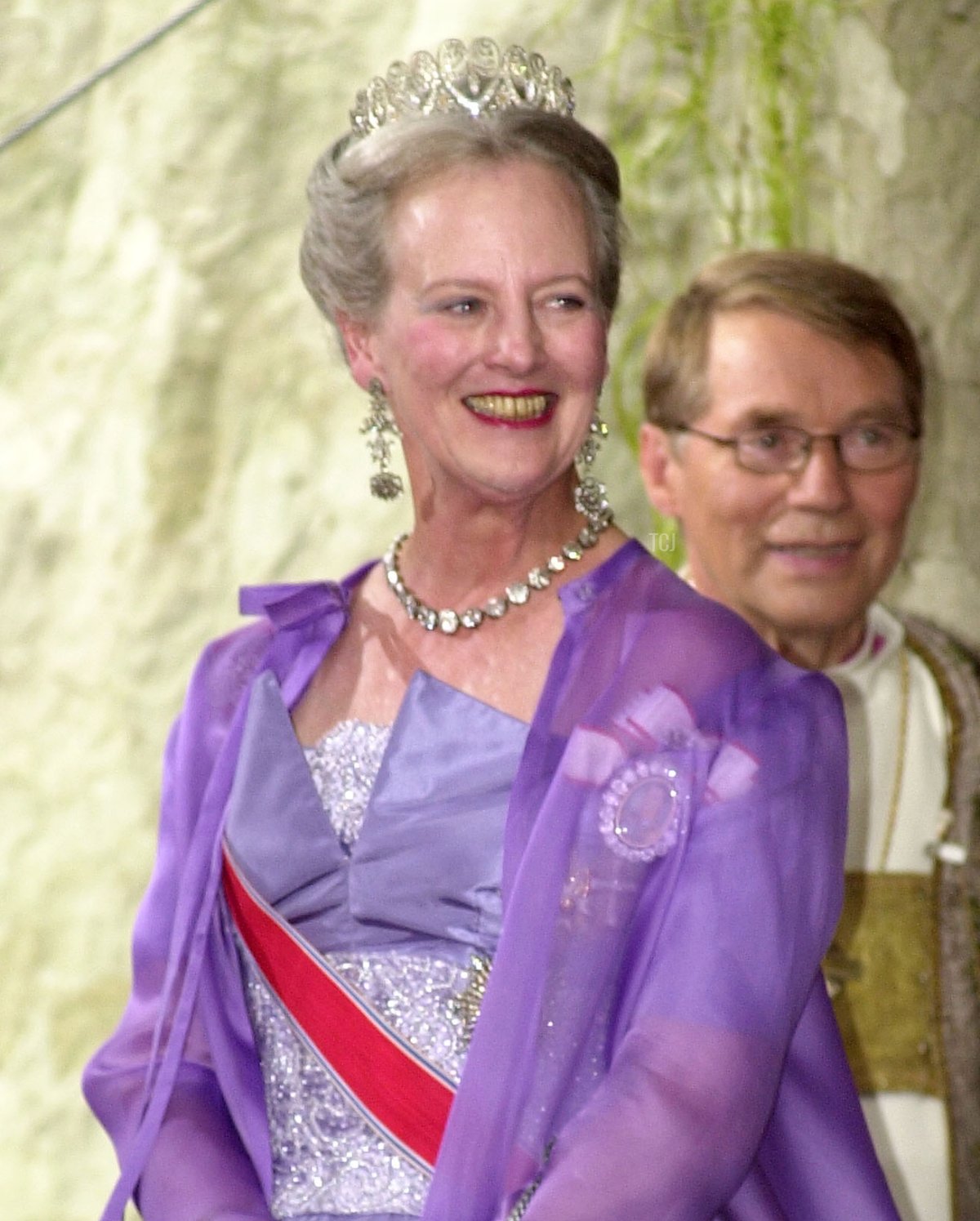 La regina danese Margrethe partecipa al matrimonio del principe Haakon di Norvegia e Mette-Marit Tjessem Hoiby il 25 agosto 2001 al Castello di Oslo