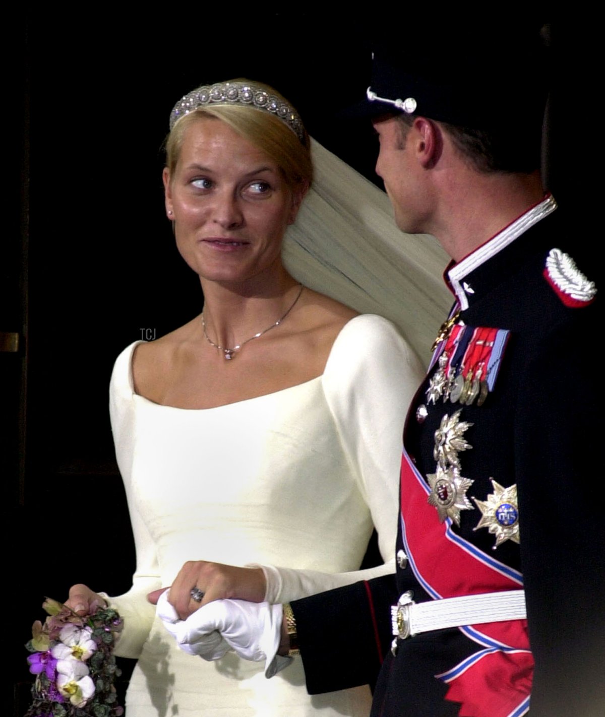 Il Principe ereditario Haakon di Norvegia e Mette-Marit Tjessem Hoiby escono dalla Cattedrale di Oslo il 25 agosto 2001 dopo il loro matrimonio