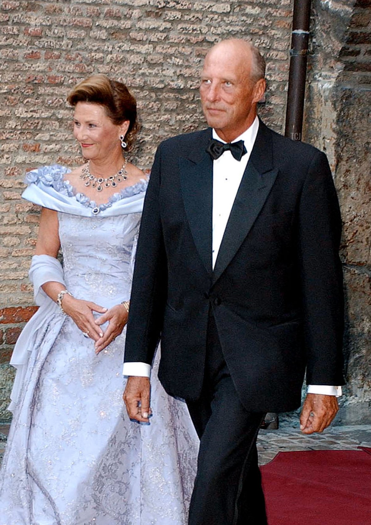 Il re Harald e la regina Sonja di Norvegia arrivano a una cena per il principe ereditario Haakon di Norvegia e la sua fidanzata Mette-Marit Tjessem Hoiby al Castello di Akershus a Oslo il 24 agosto 2001, vigilia del loro matrimonio