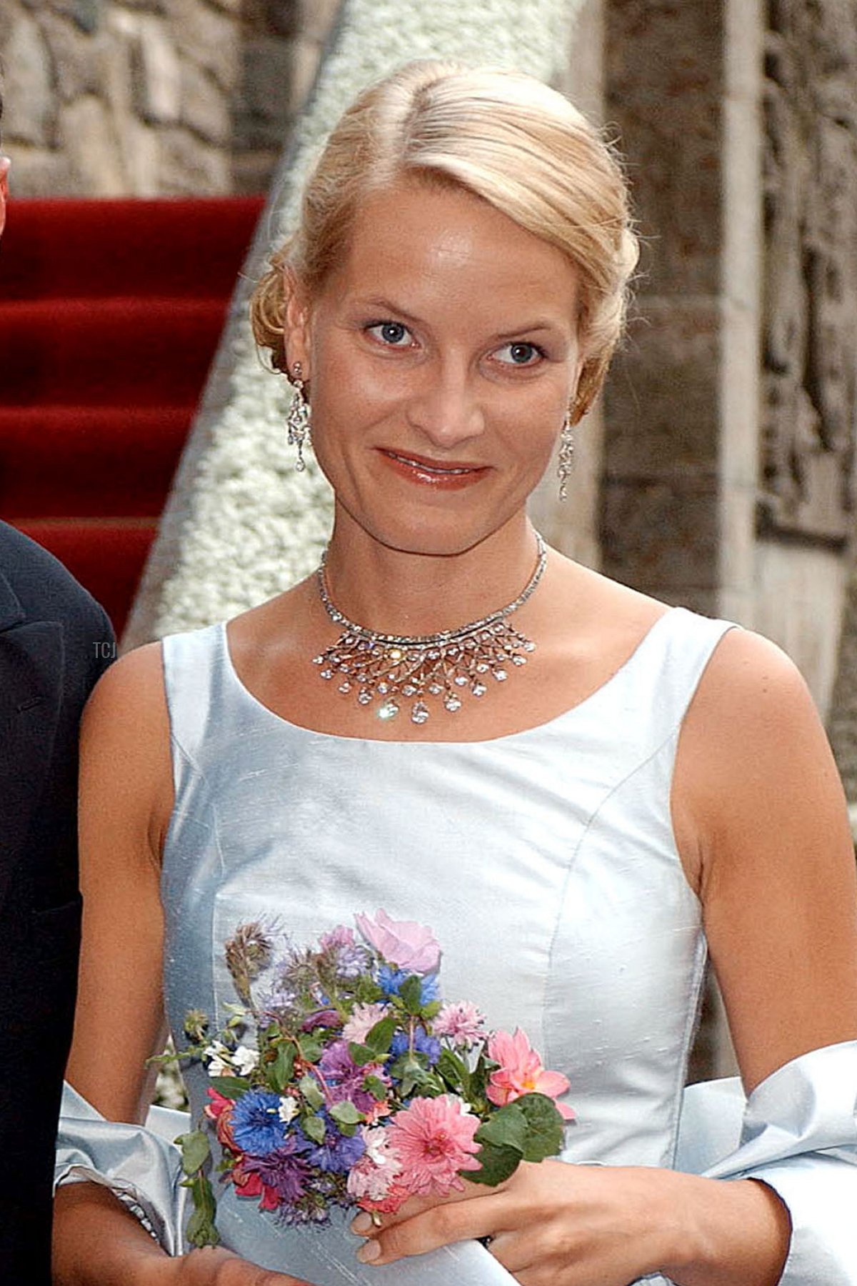 Il Principe ereditario Haakon di Norvegia e la sua fidanzata Mette-Marit Tjessem Hoiby arrivano per una cena al Castello di Akershus a Oslo il 24 agosto 2001, vigilia del loro matrimonio