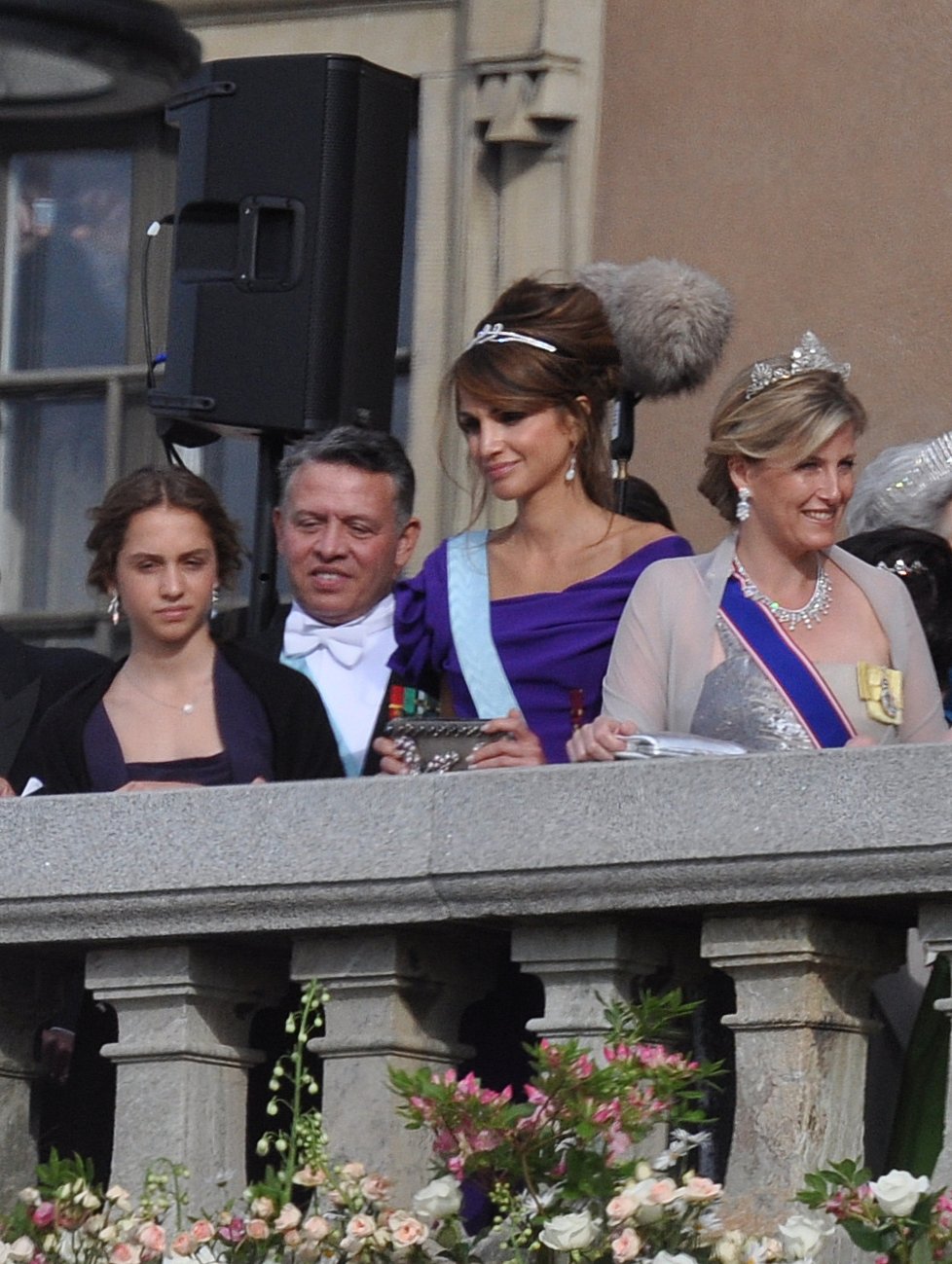 Matrimonio di Victoria, principessa ereditaria di Svezia, e Daniel Westling. La coppia a Lejonbacken, ospiti sulla terrazza: la regina Rania di Giordania in un abito blu, Sophie, conte della Wessex in bianco