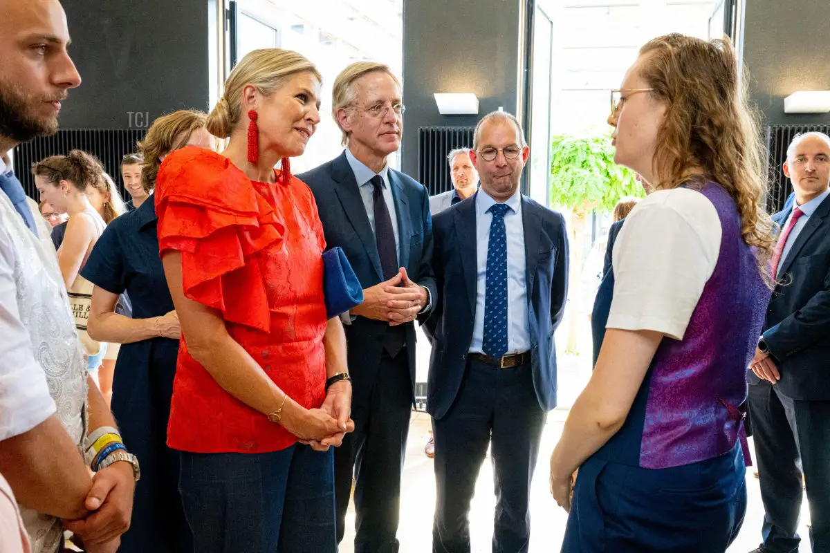 La regina Massima dei Paesi Bassi (2ª a sinistra) e il Ministro dell'Istruzione, della Cultura e della Scienza Robbert Dijkgraaf visitano il mercato delle attività della Welcome Week per nuovi studenti a Delft, il 24 agosto 2022