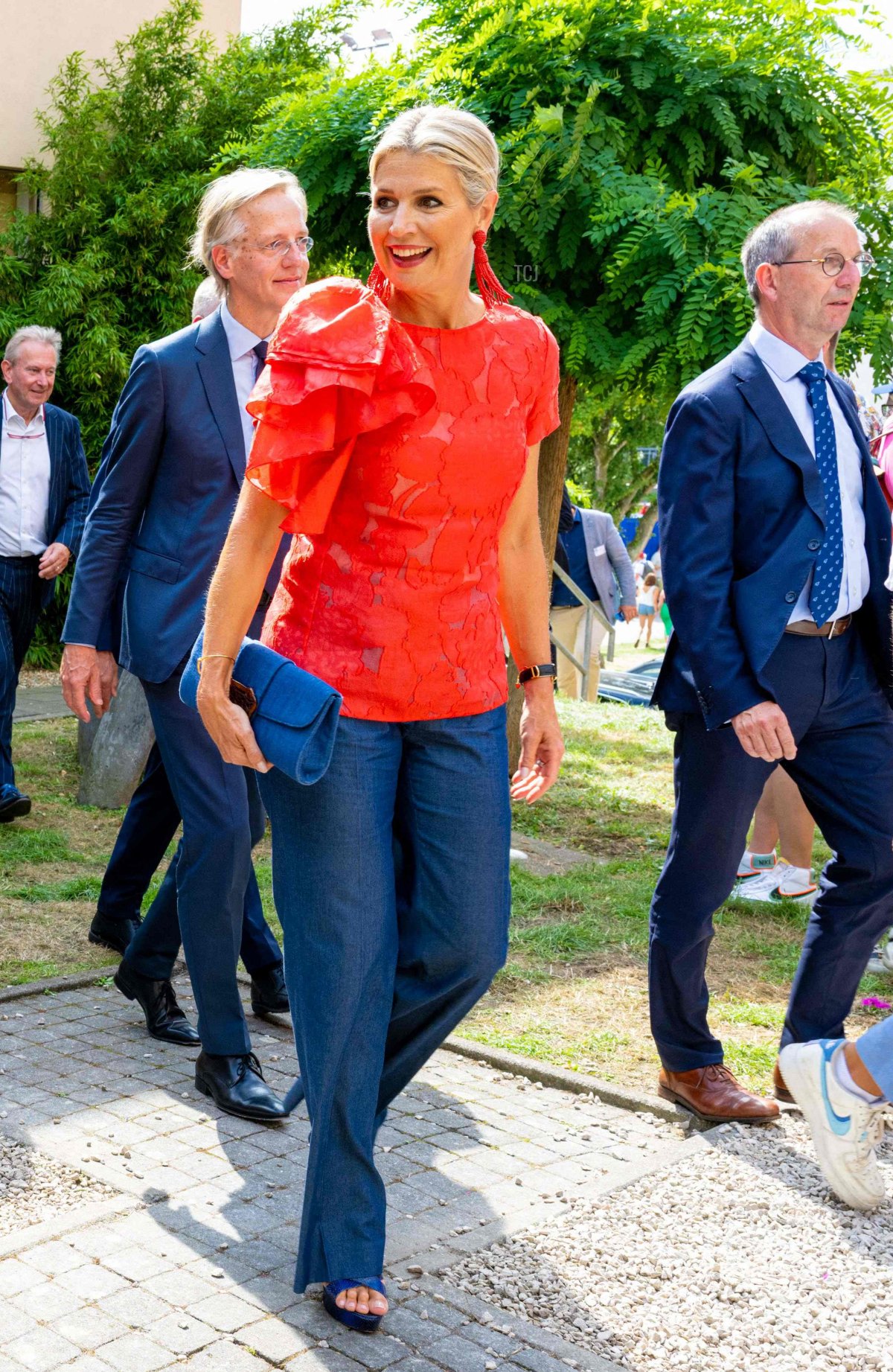 La regina Massima dei Paesi Bassi (2ª da destra) insieme al Ministro dell'Istruzione, Cultura e Scienza, Robbert Dijkgraaf (3º da destra), visitano il mercato delle attività della Welcome Week per nuovi studenti a Delft, il 24 agosto 2022