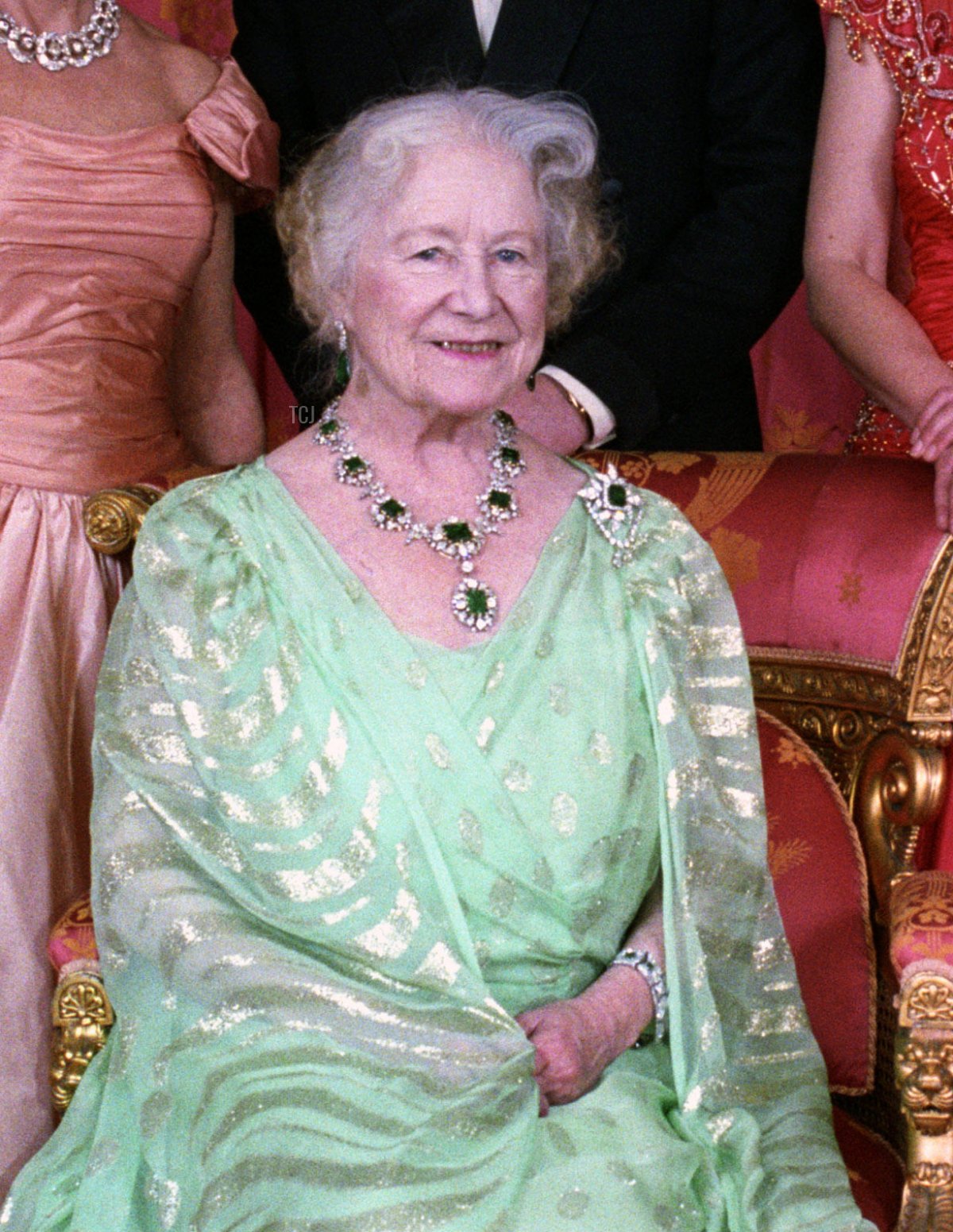 Foto ufficiale della Danza dei Decenni, che mostra la Regina Madre (davanti), la Principessa Margaret (a sinistra), la Principessa Reale e il Duca di York, a un ballo scintillante a Buckingham Palace, Londra, per celebrare un anno di compleanni reali, dicembre 1990