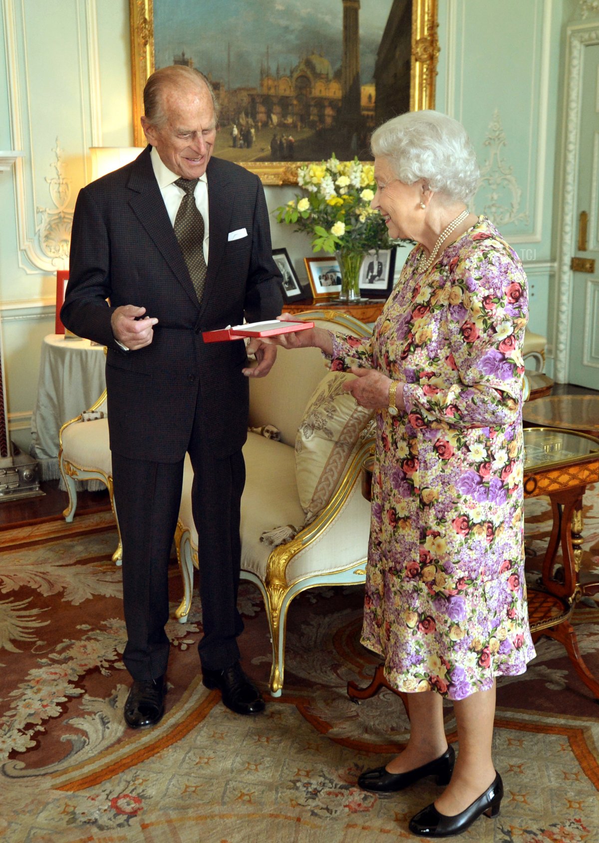 La Regina Elisabetta II presenta al Duca di Edimburgo l'onorificenza più alta della Nuova Zelanda, l'Ordine della Nuova Zelanda, in presenza di Sir Lockwood Smith, Alto Commissario di Nuova Zelanda, al Buckingham Palace il 6 giugno 2013 a Londra, Inghilterra