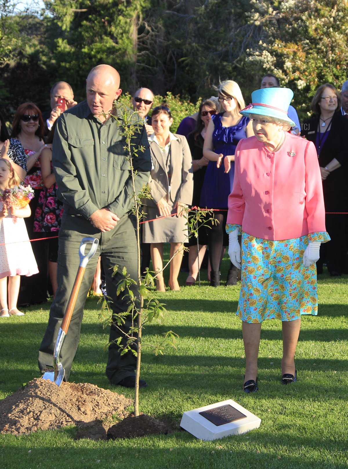 La Regina Elisabetta II e il Principe Filippo partecipano a una cerimonia di piantagione di alberi durante un tour a Government House il 20 ottobre 2011 a Canberra, Australia