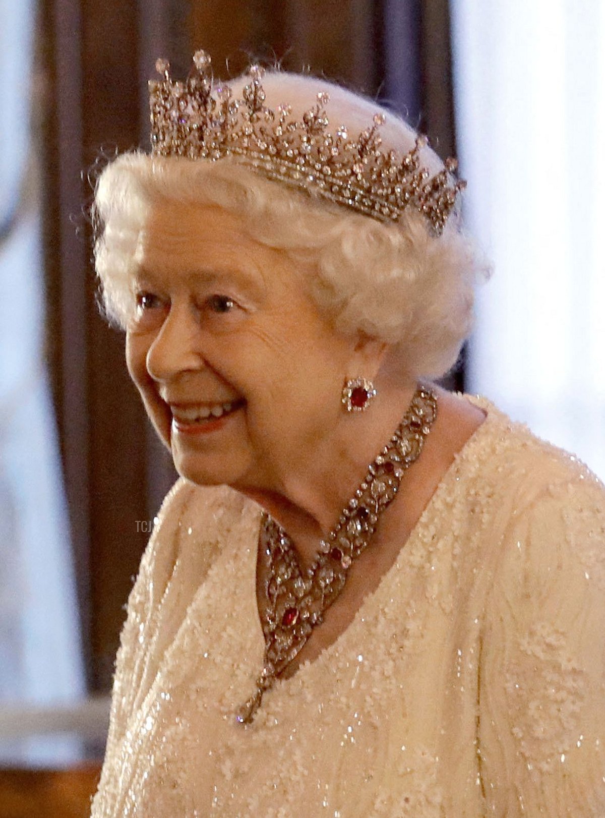 La regina britannica Elisabetta II accoglie il primo ministro di Malta Joseph Muscat (2° da sinistra) e sua moglie Michelle (a sinistra) nella Blue Drawing Room durante una ricezione prima della cena della regina durante il Commonwealth Heads of Government Meeting (CHOGM), a Buckingham Palace a Londra il 19 aprile 2018