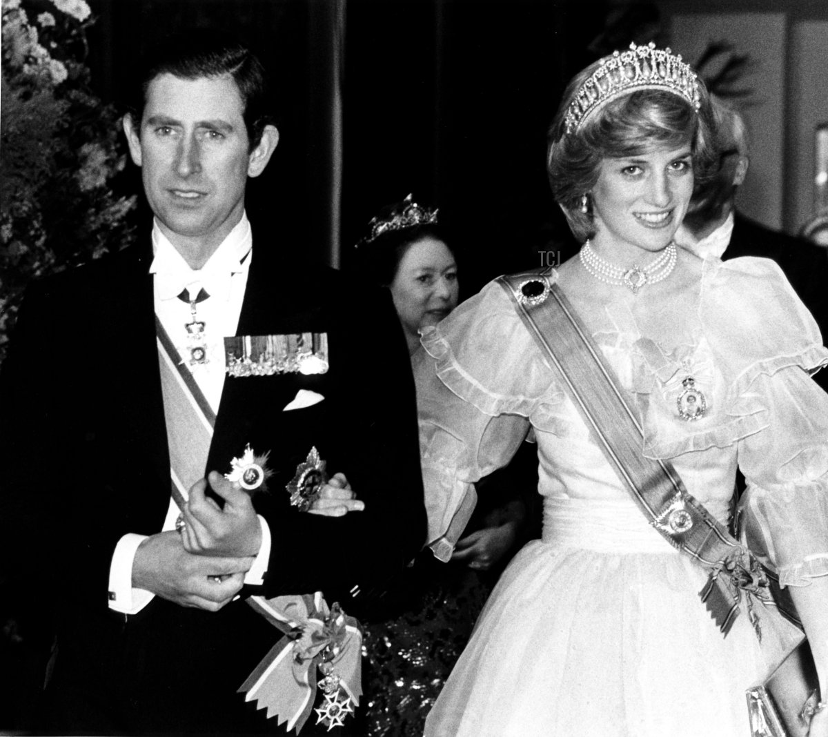 Il Principe Carlo e la Principessa Diana arrivano a Hampton Court per partecipare a un banchetto tenuto dalla Regina Beatrix e dal Principe Claus dei Paesi Bassi, 1982