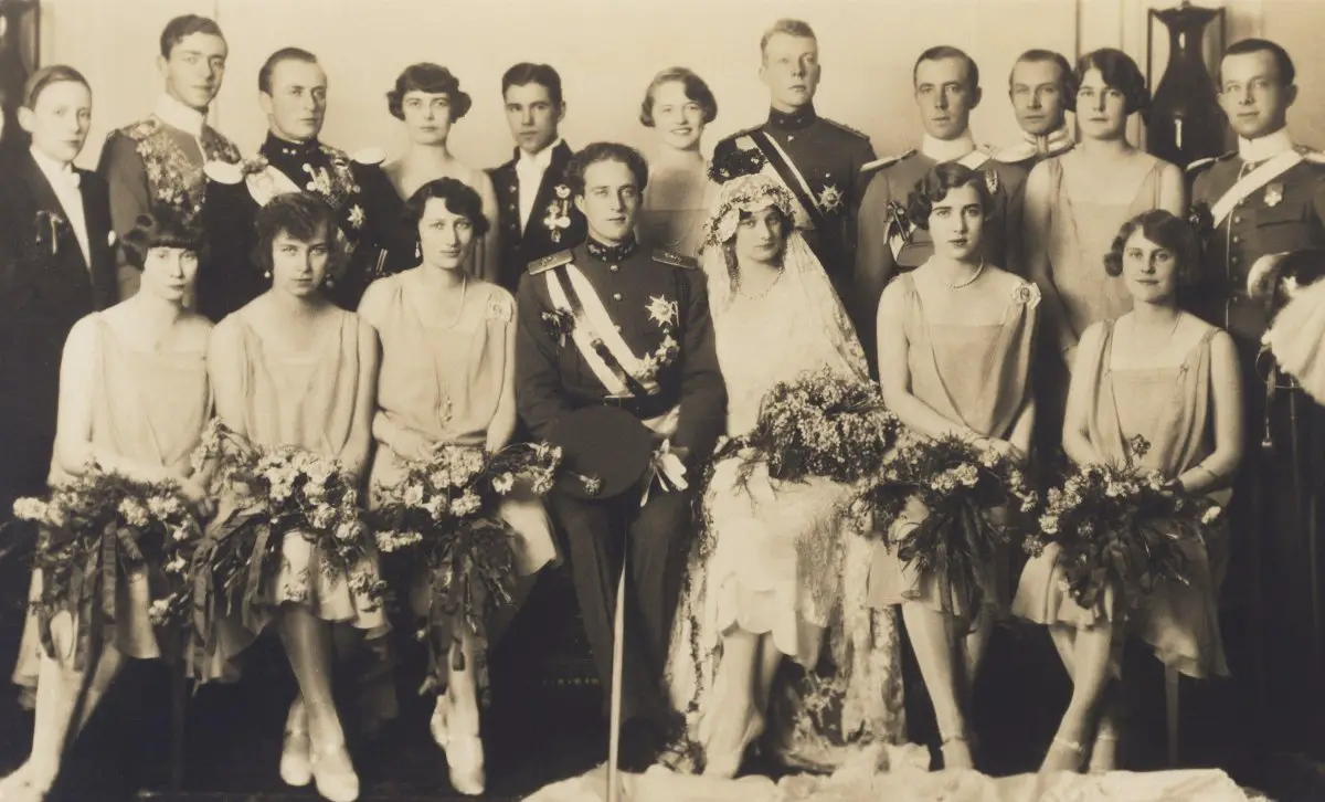 Il Duca di Brabant e la Principessa Astrid di Svezia con il loro seguito nuziale nel giorno del matrimonio a Stoccolma il 4 novembre 1926 (Archivio GBB/Alamy)