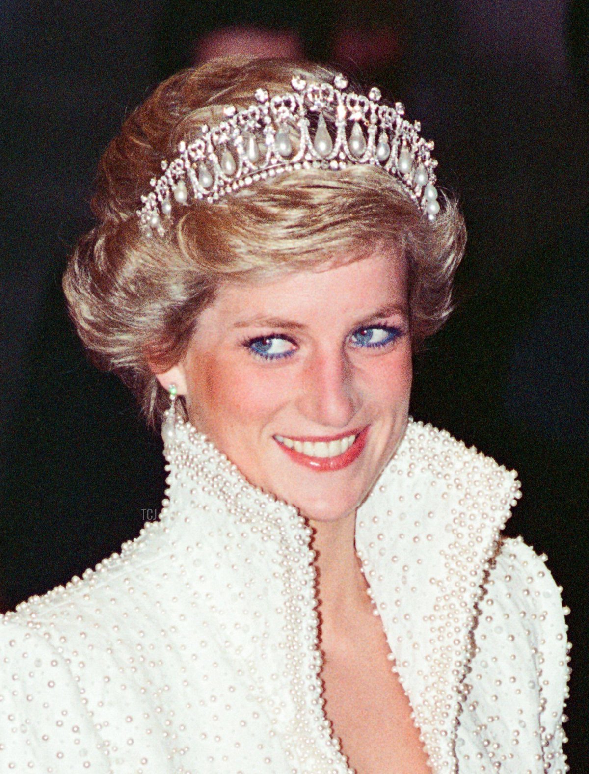 La Principessa di Galles, Diana, durante una visita a Hong Kong, indossa una tiara di diamanti e perle. Partecipando all'apertura del Centro Culturale di Hong Kong, novembre 1989