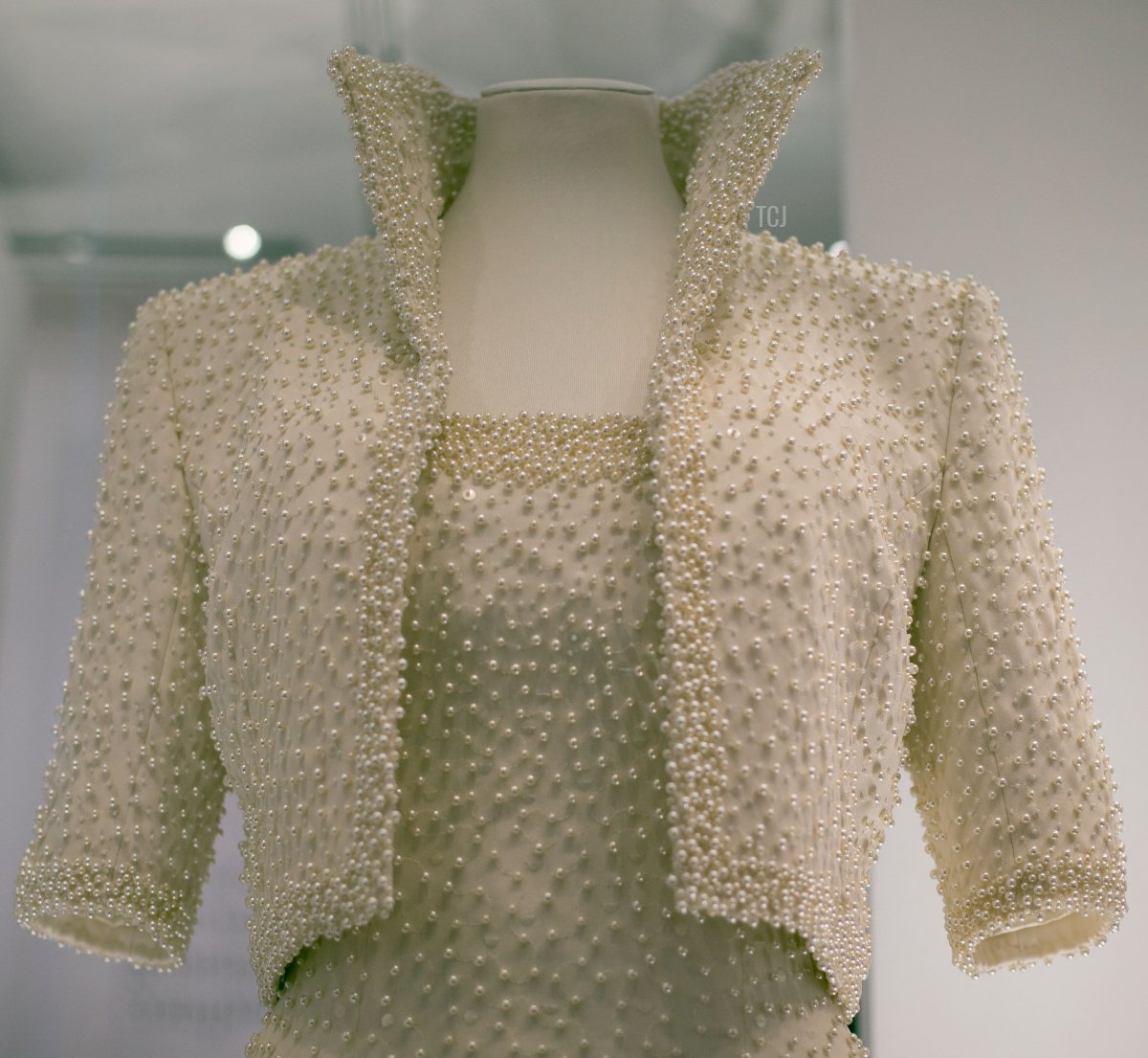 Un vestito e giacca di Catherine Walker del 1989, ricamato con paillettes e perle, noto come 'Elvis Dress,' indossato dalla Principessa Diana in una visita ufficiale a Hong Kong nel 1989, in mostra a Kensington Palace