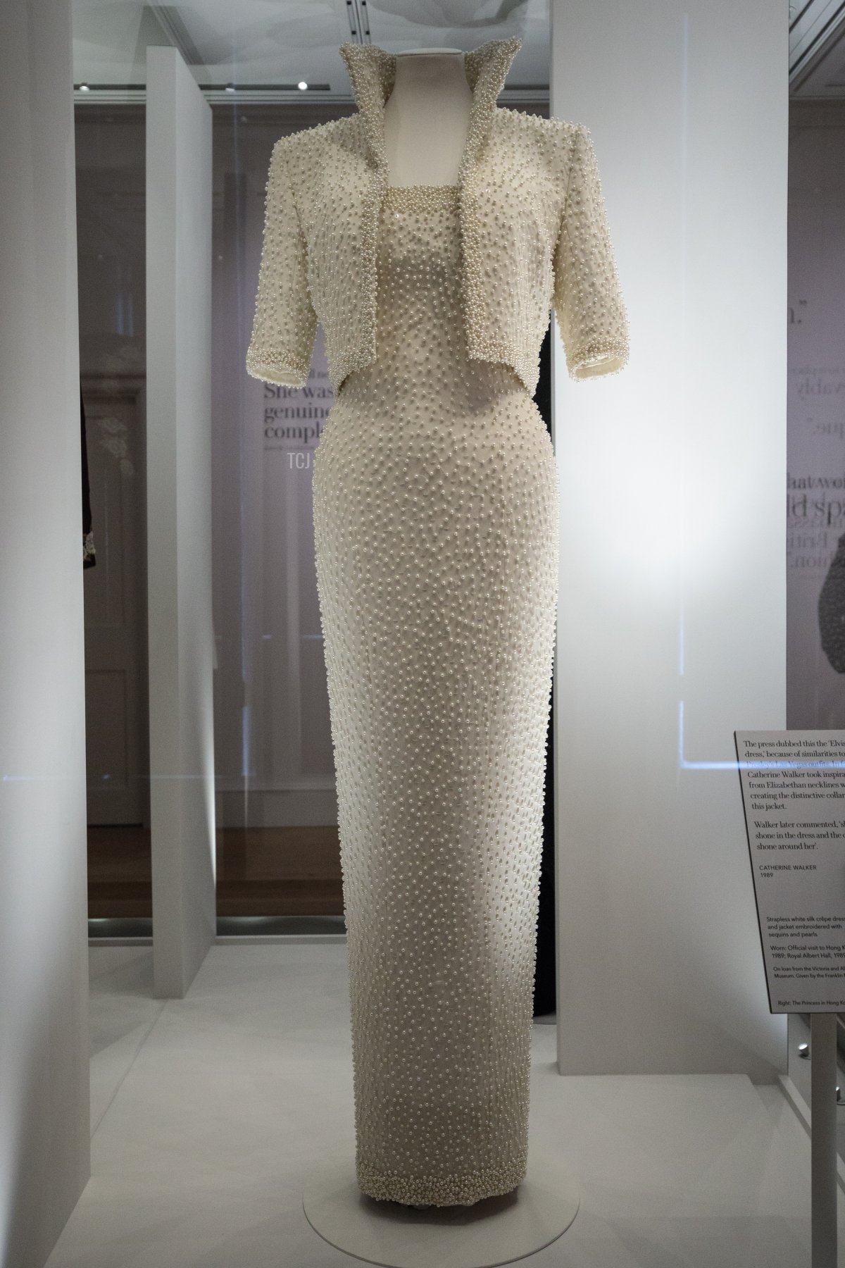 Un vestito e giacca di Catherine Walker del 1989, ricamato con paillettes e perle, noto come 'Elvis Dress,' indossato dalla Principessa Diana durante una visita ufficiale a Hong Kong, in mostra a Kensington Palace il 22 febbraio 2017 a Londra