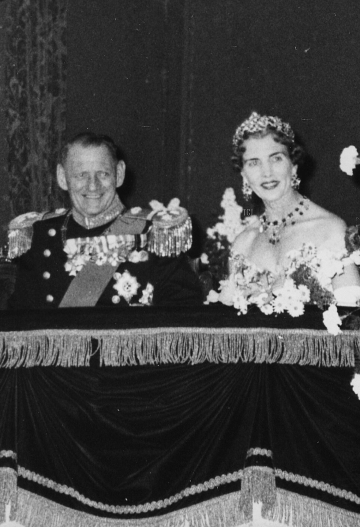 HM Regina Elisabetta II (seconda a sinistra) e il Principe Filippo, Duca di Edimburgo, con il Re Frederik (secondo a destra) e la Regina Ingrid di Danimarca, seduti nel loro box al Teatro Reale, Copenaghen, 23 maggio 1957