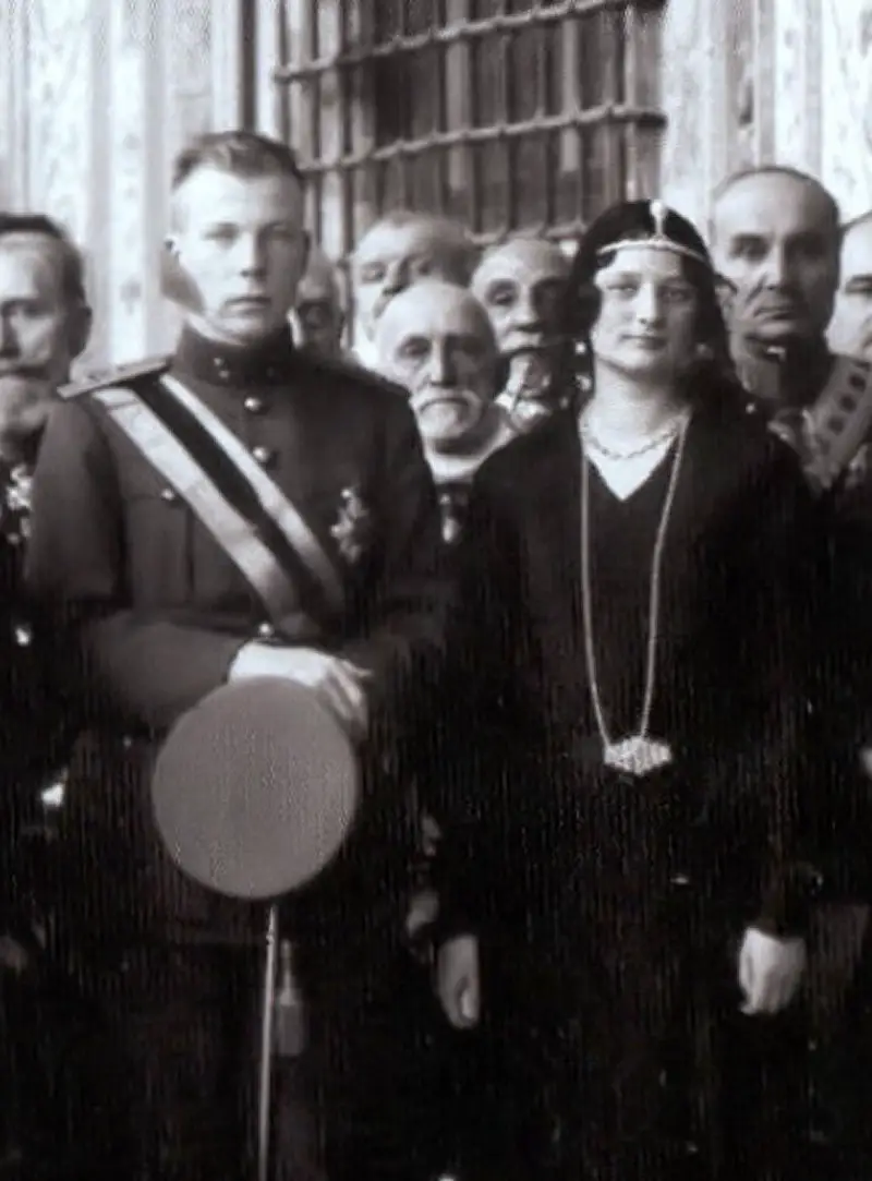 La regina Astrid del Belgio (con il cognato, il principe Carlo) indossa la Tiara di Perle di Stoccolma per un’audienza privata con Papa Pio XI in Vaticano, gennaio 1930